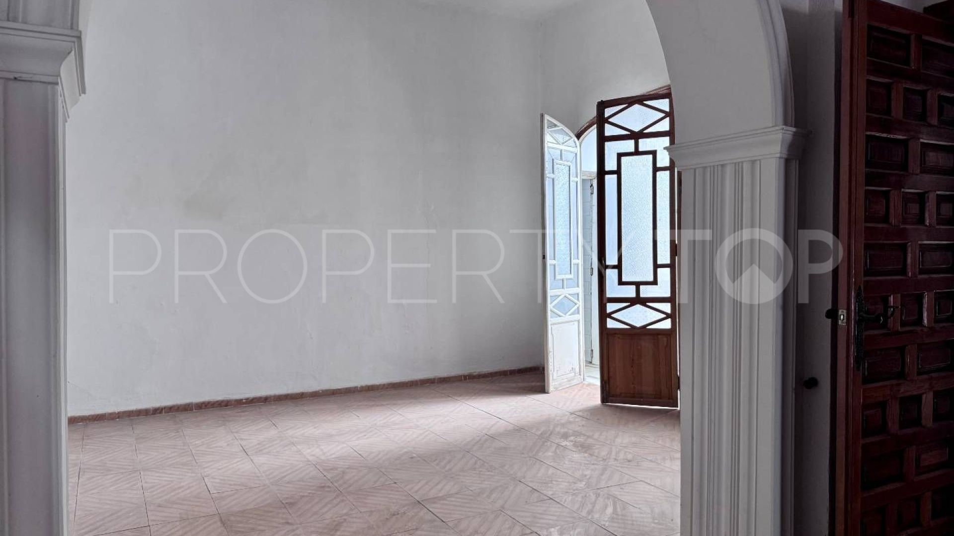 Buy town house with 4 bedrooms in Loja