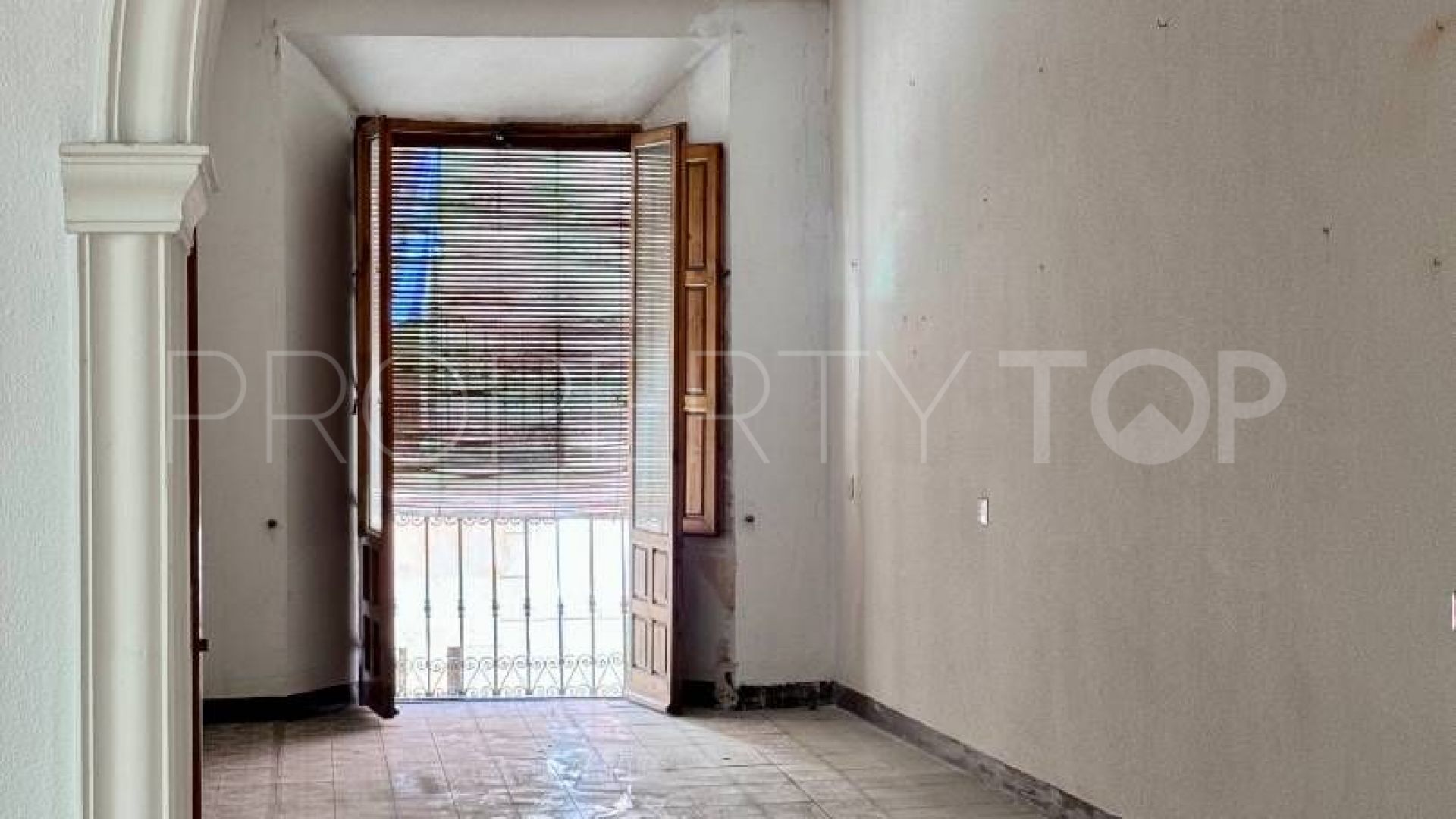 Buy town house with 4 bedrooms in Loja