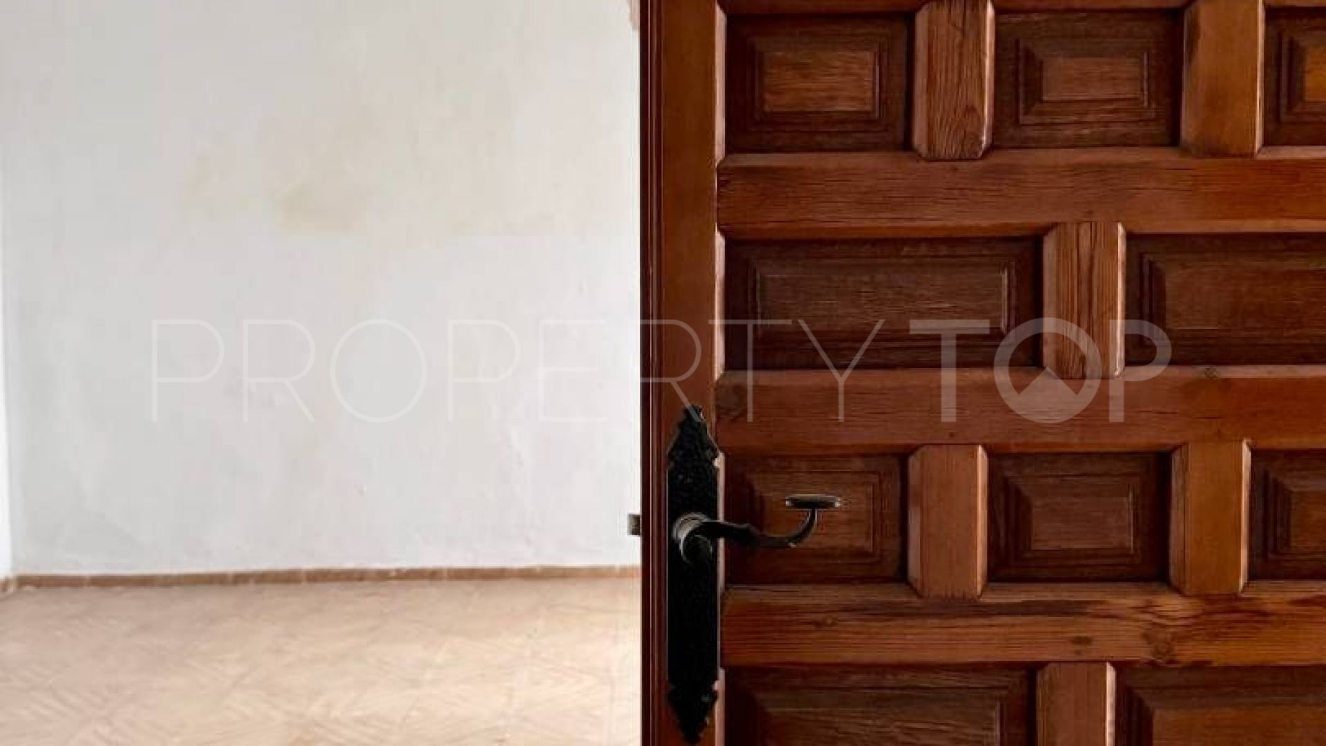 Buy town house with 4 bedrooms in Loja