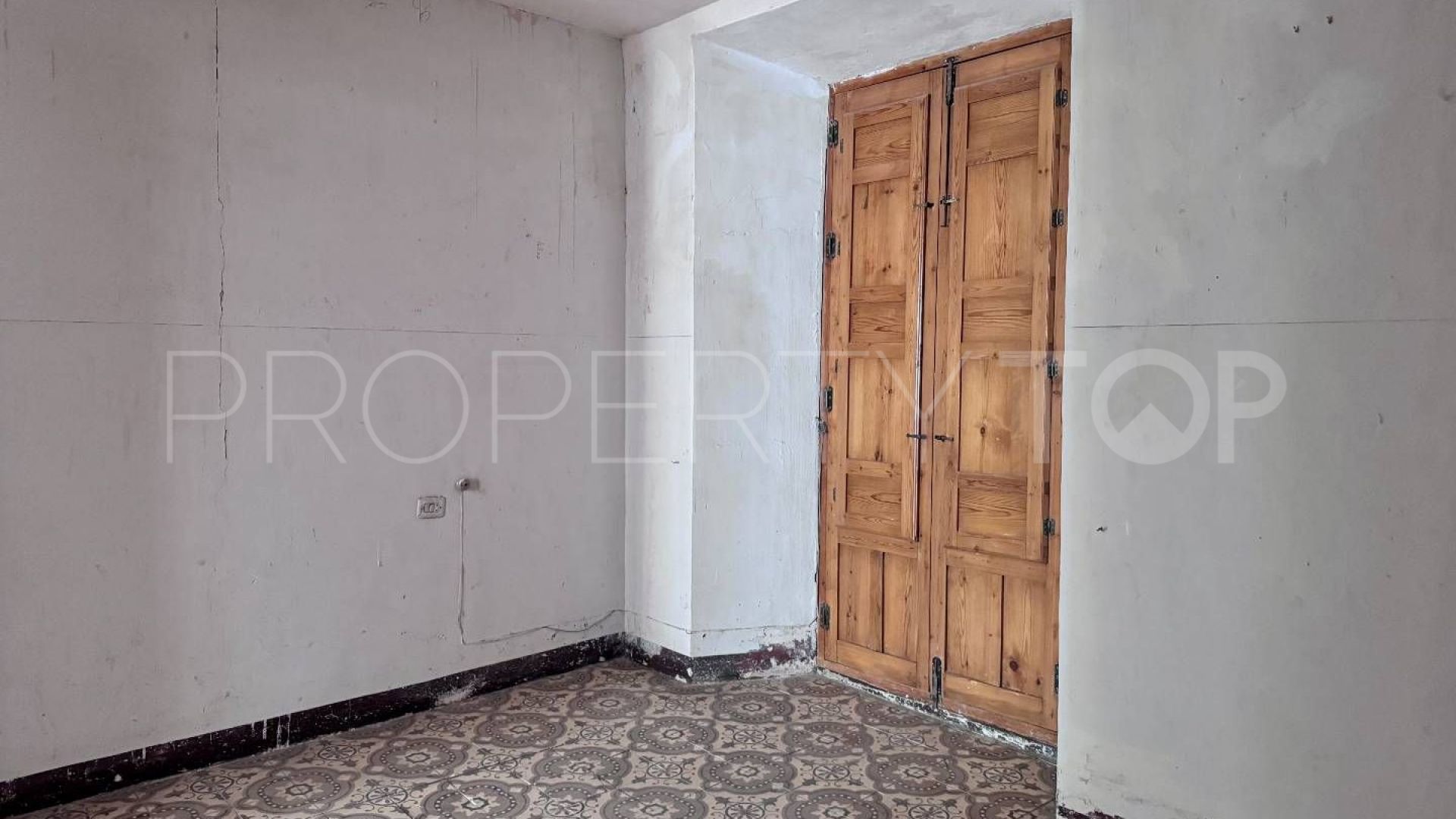 Buy town house with 4 bedrooms in Loja