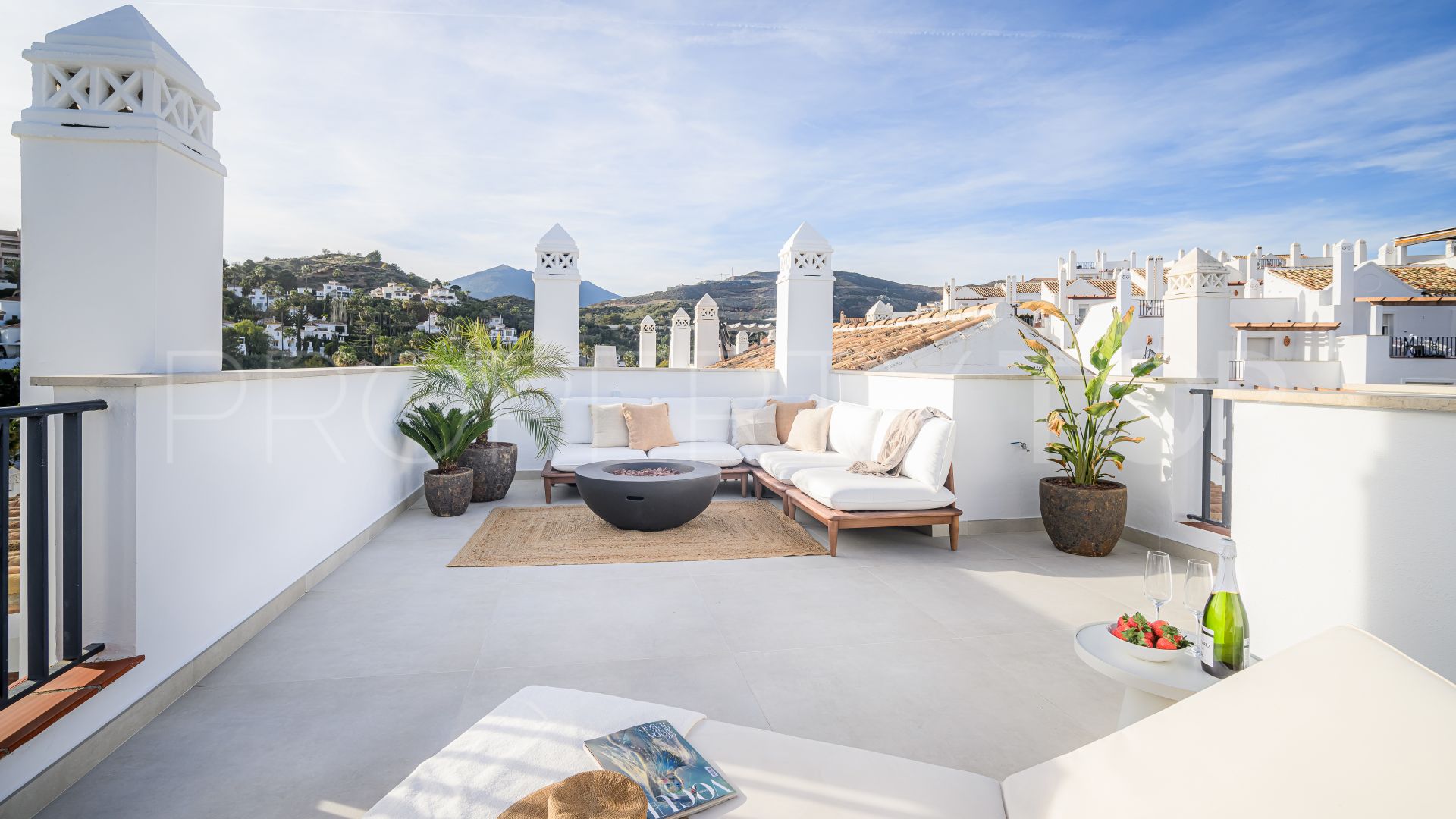For sale duplex penthouse with 3 bedrooms in Nueva Andalucia