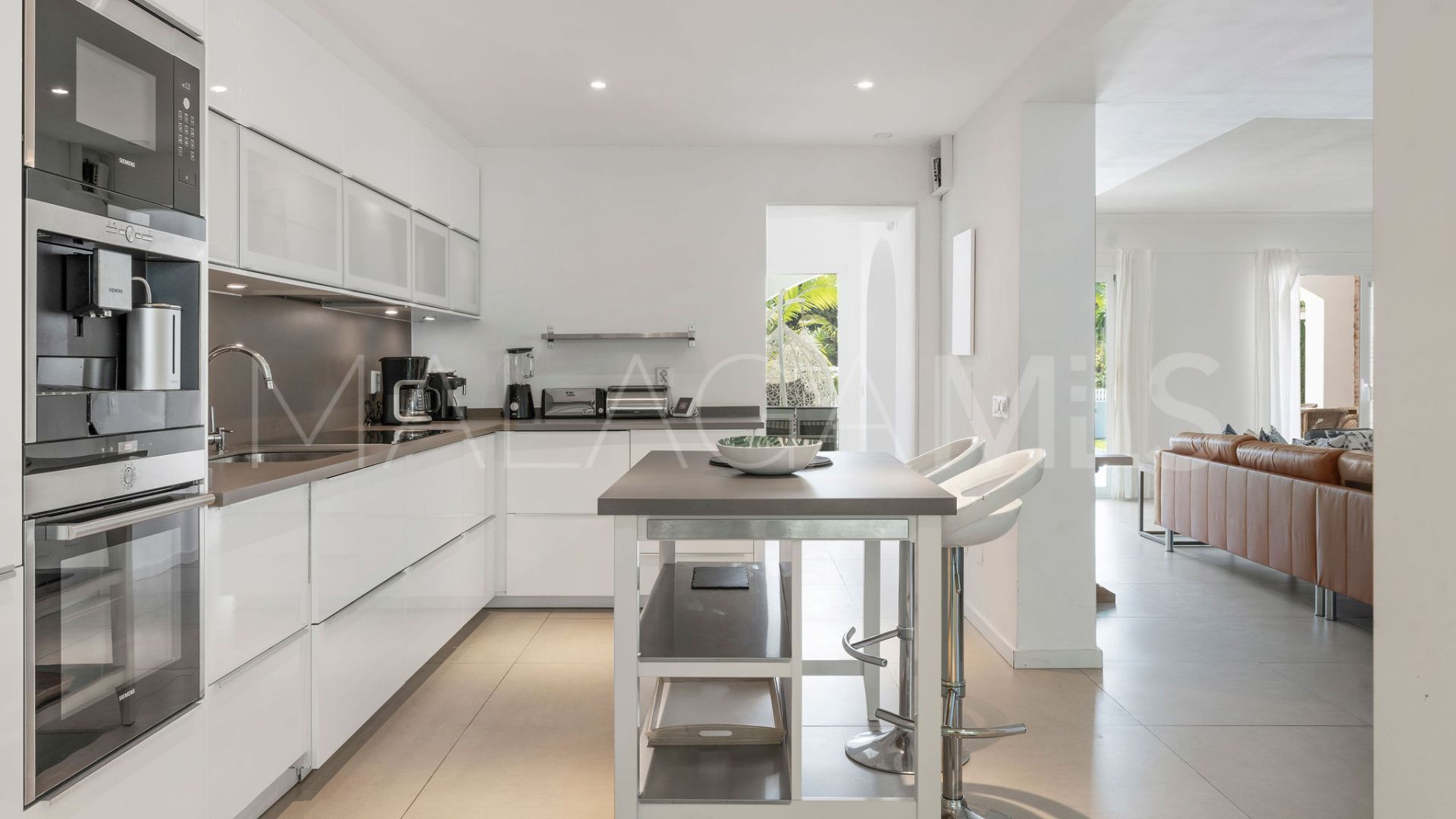 Villa for sale in Nueva Andalucia
