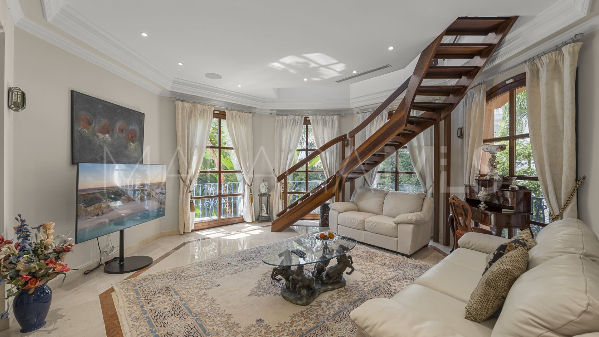 Buy 6 bedrooms villa in Aloha