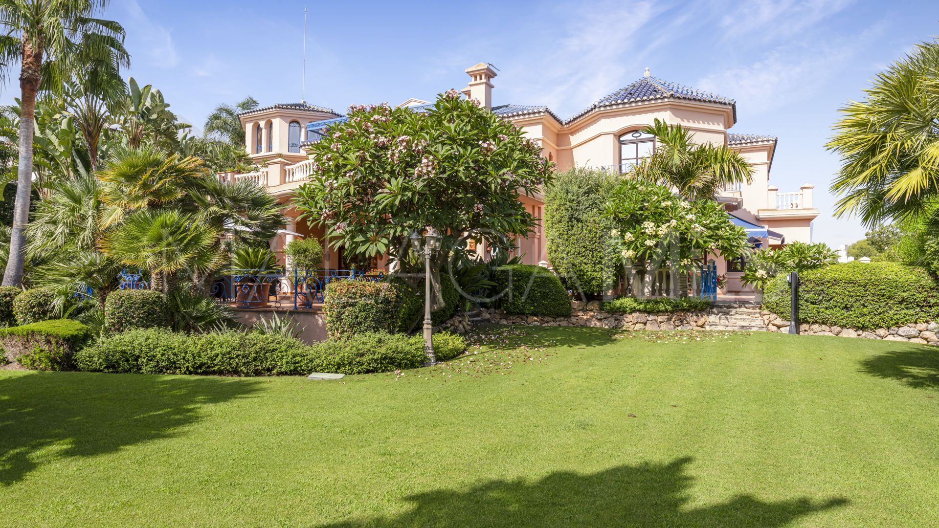 Buy 6 bedrooms villa in Aloha