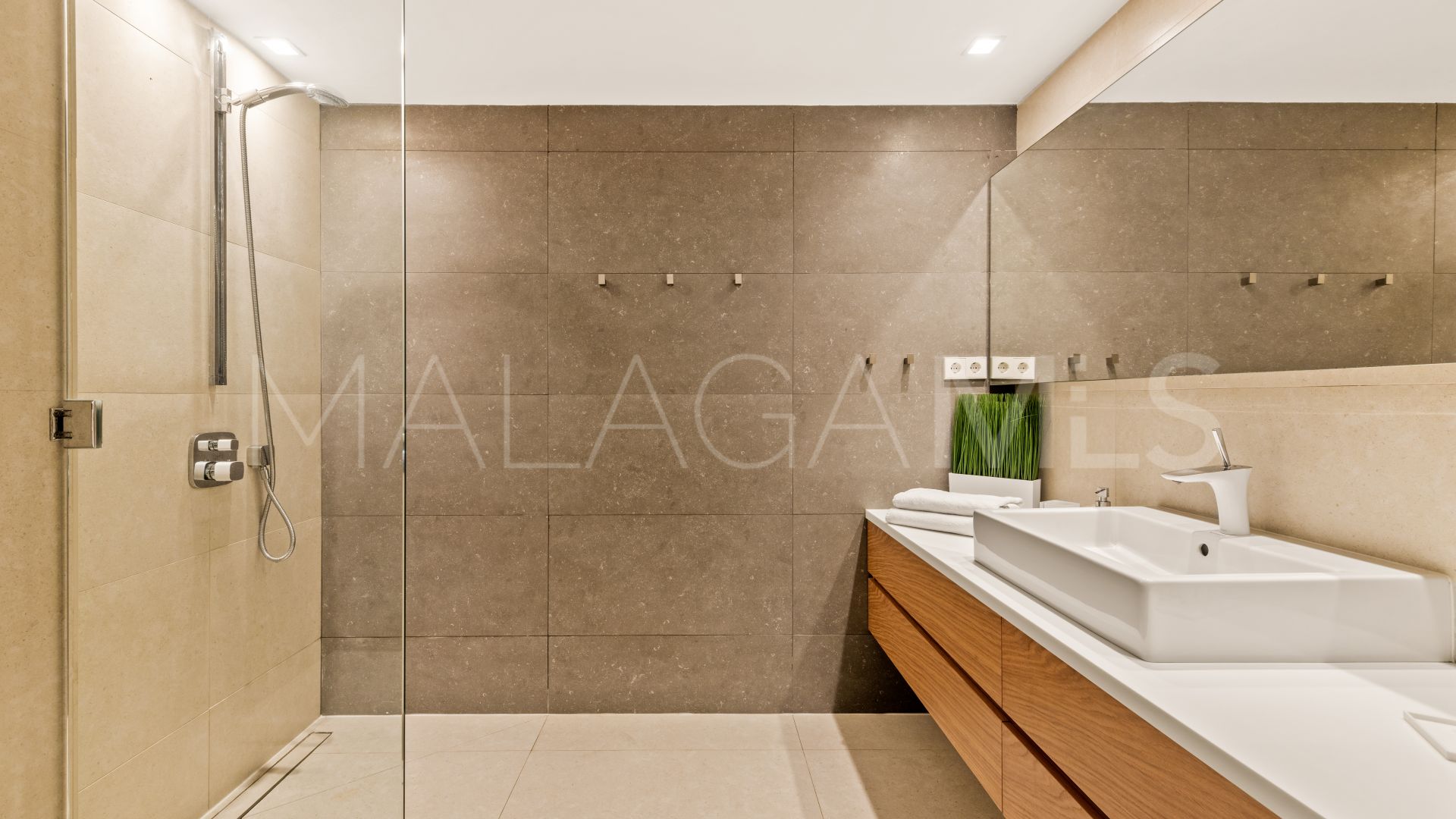 Se vende villa in Costabella with 6 bedrooms