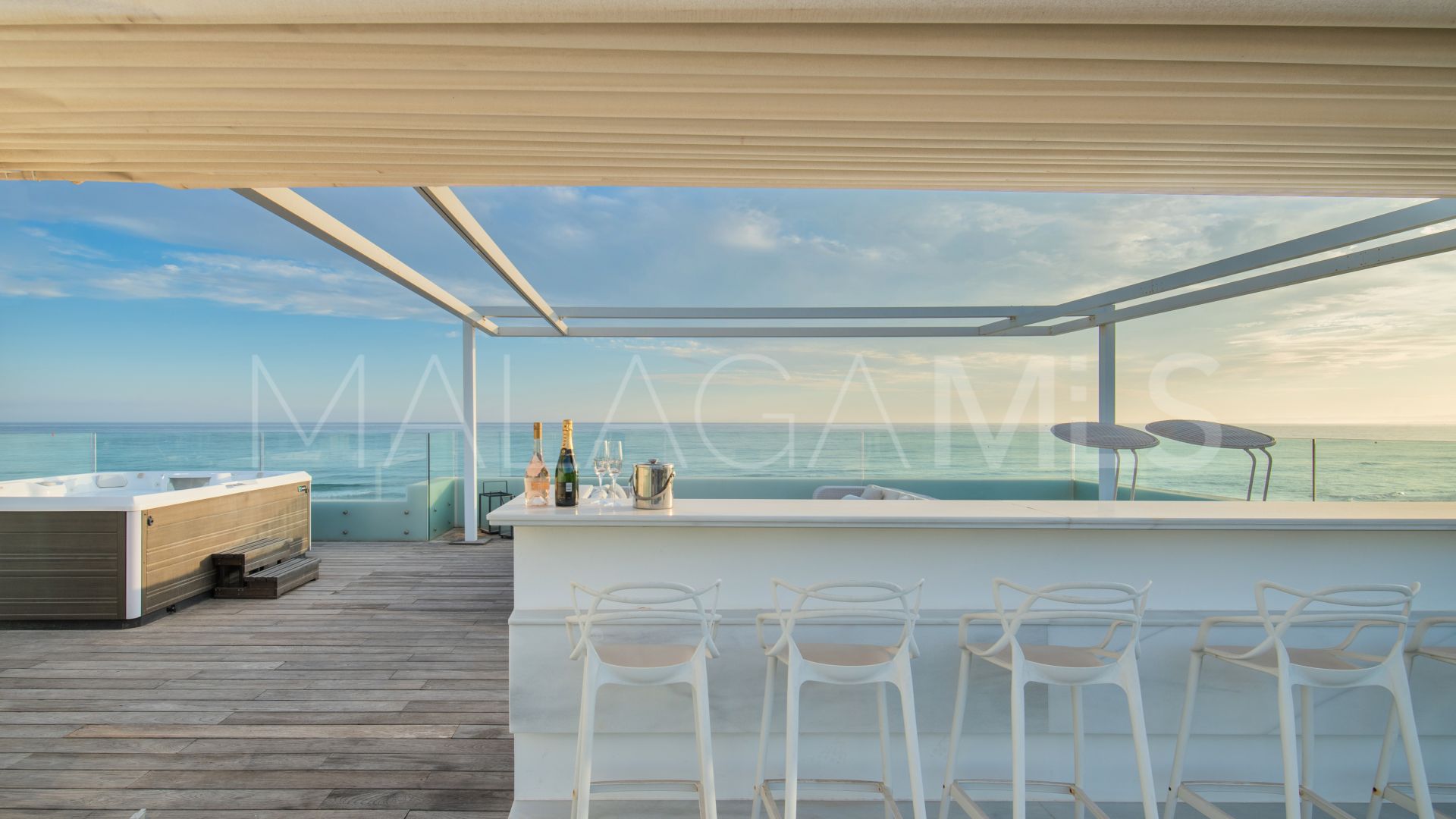 Se vende villa in Costabella with 6 bedrooms