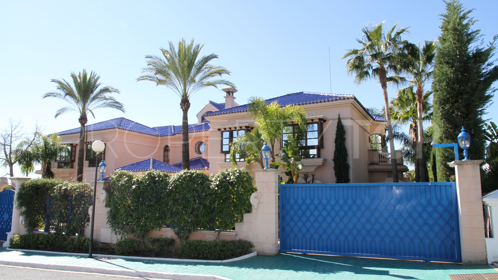 Comprar villa con 6 dormitorios en Nueva Andalucia