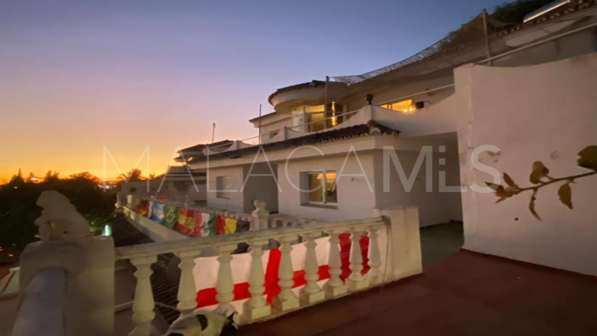Buy villa in Nueva Andalucia with 3 bedrooms