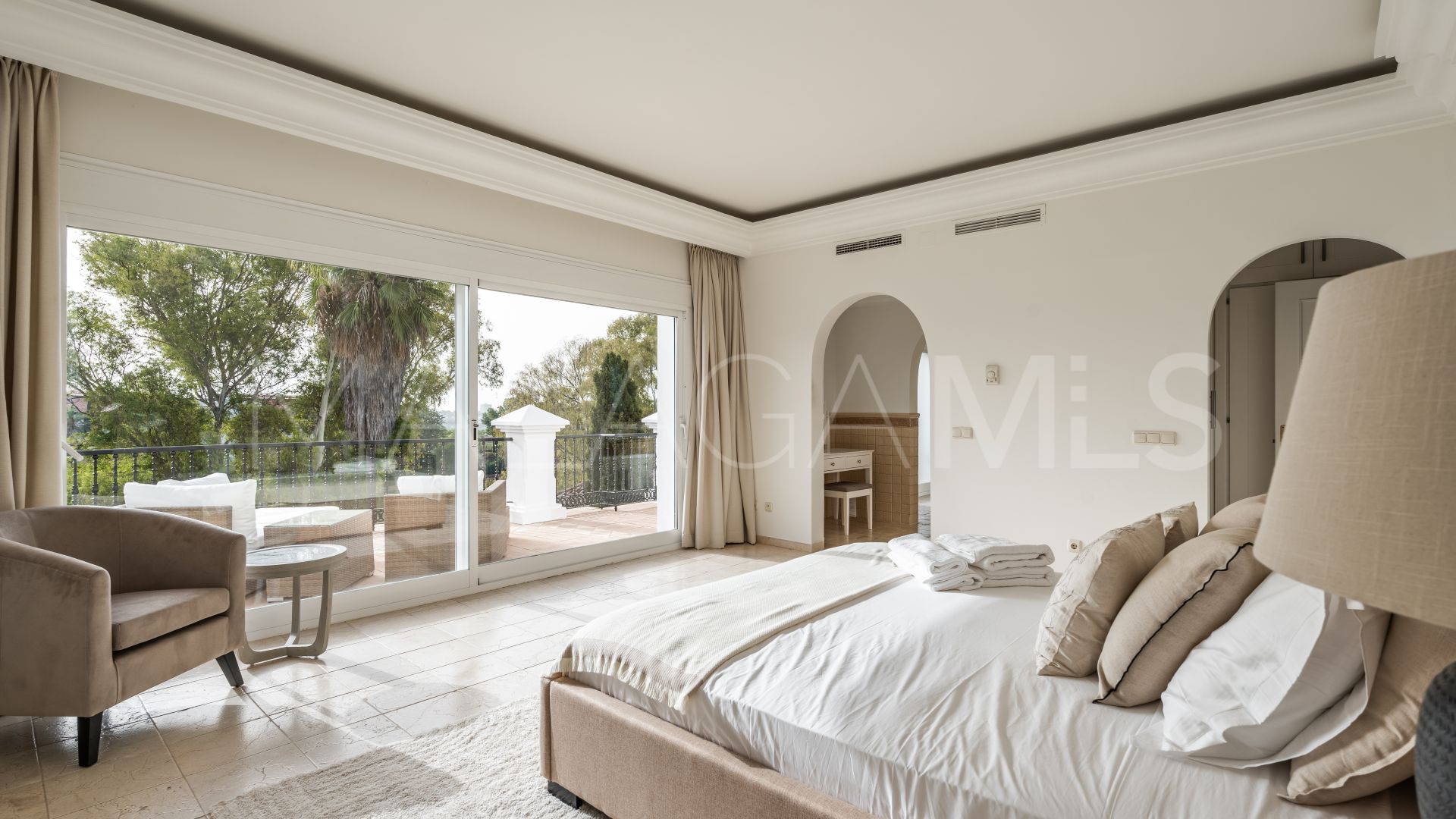 Villa for sale with 8 bedrooms in Marbella