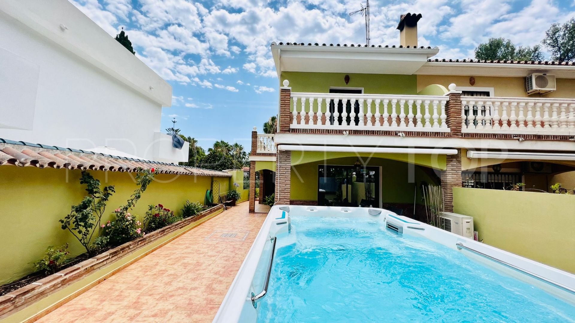 For sale villa in Nueva Andalucia