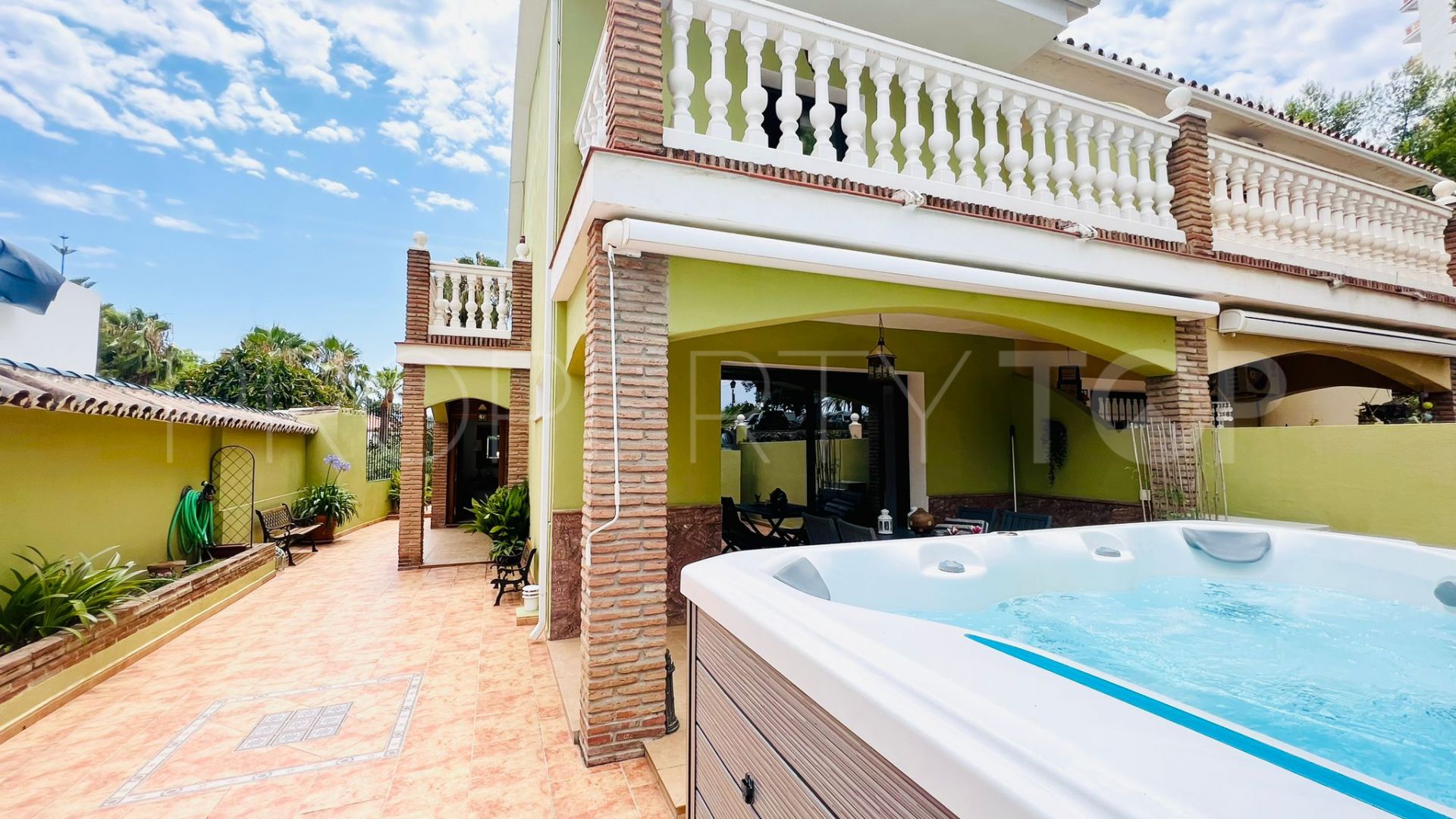 For sale villa in Nueva Andalucia