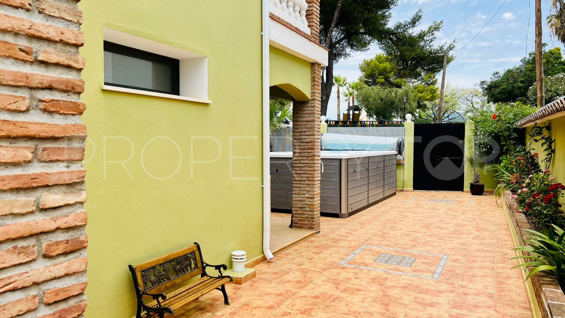 For sale villa in Nueva Andalucia