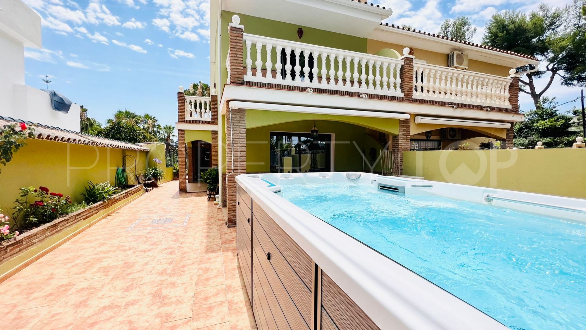 For sale villa in Nueva Andalucia