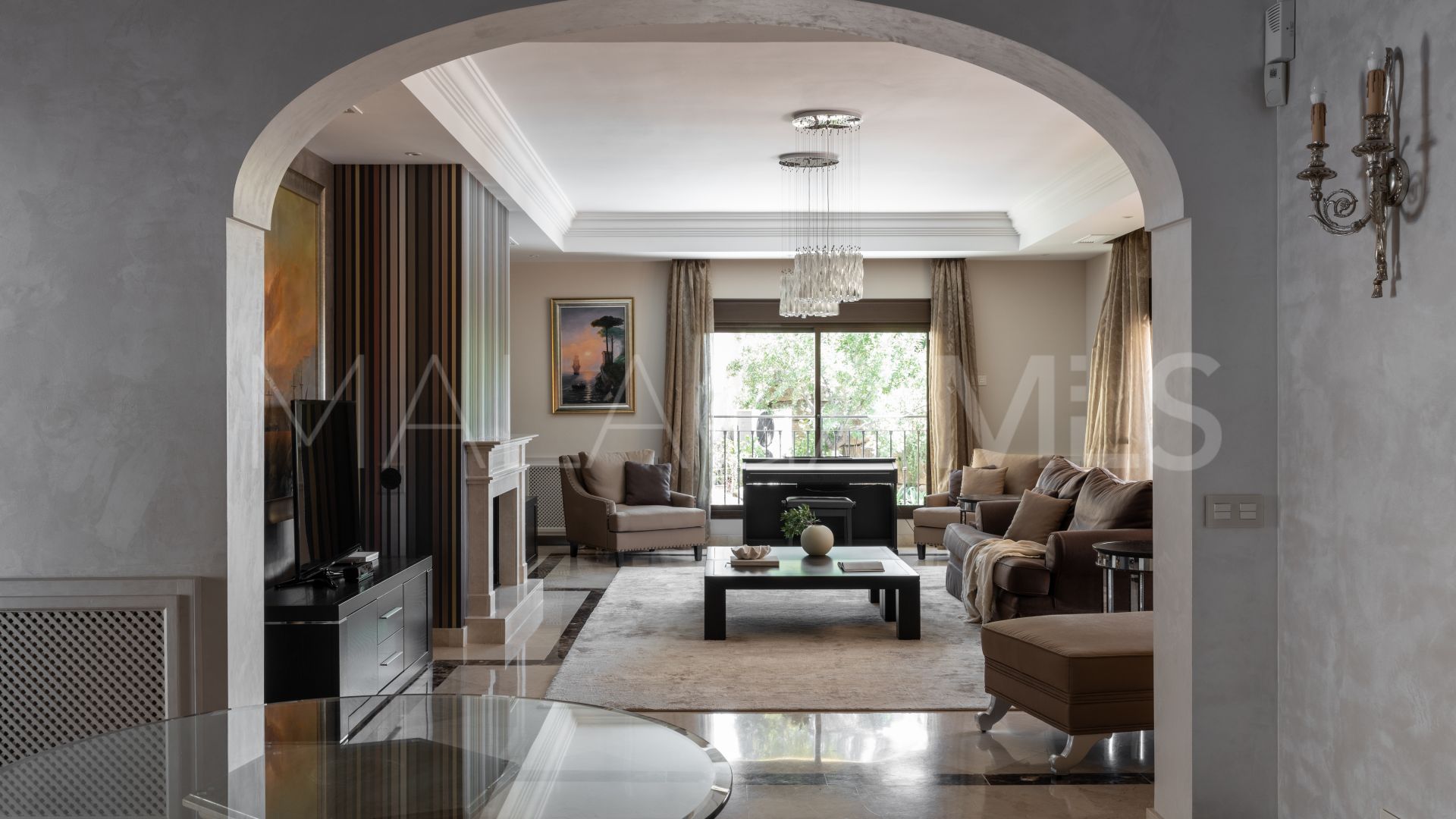 Buy villa de 5 bedrooms in Marbella
