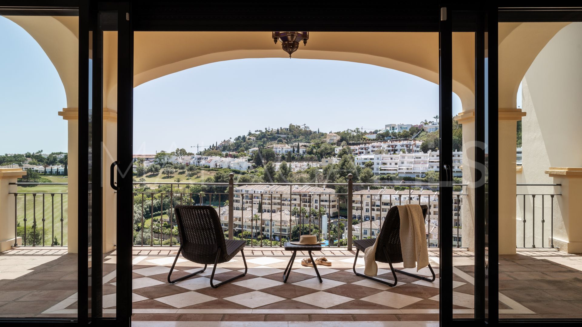 Buy villa de 5 bedrooms in Marbella