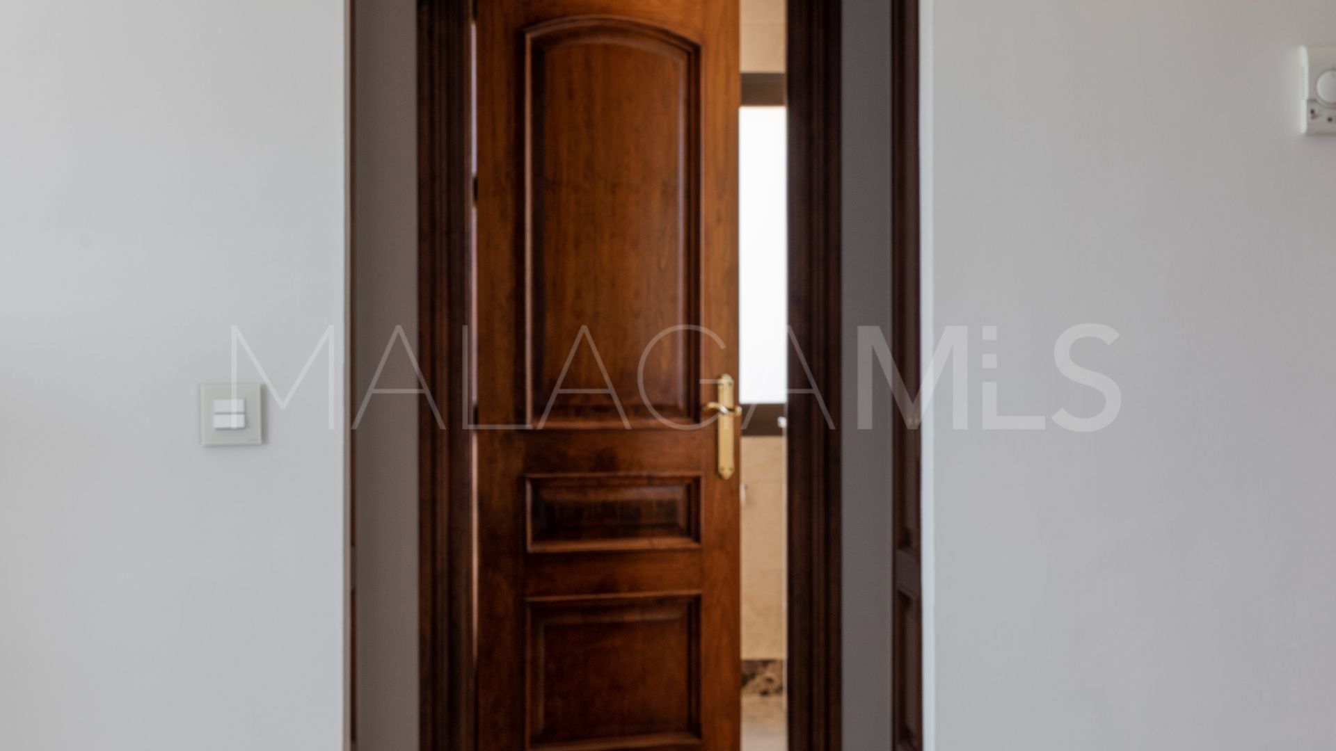 Buy villa de 5 bedrooms in Marbella