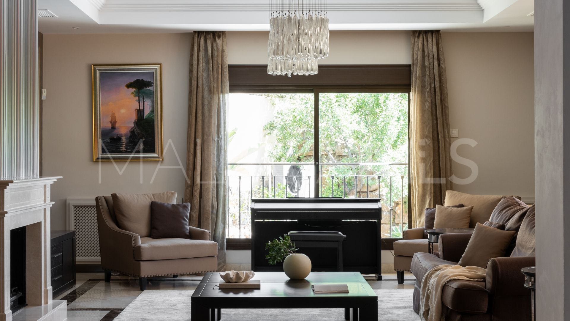 Buy villa de 5 bedrooms in Marbella