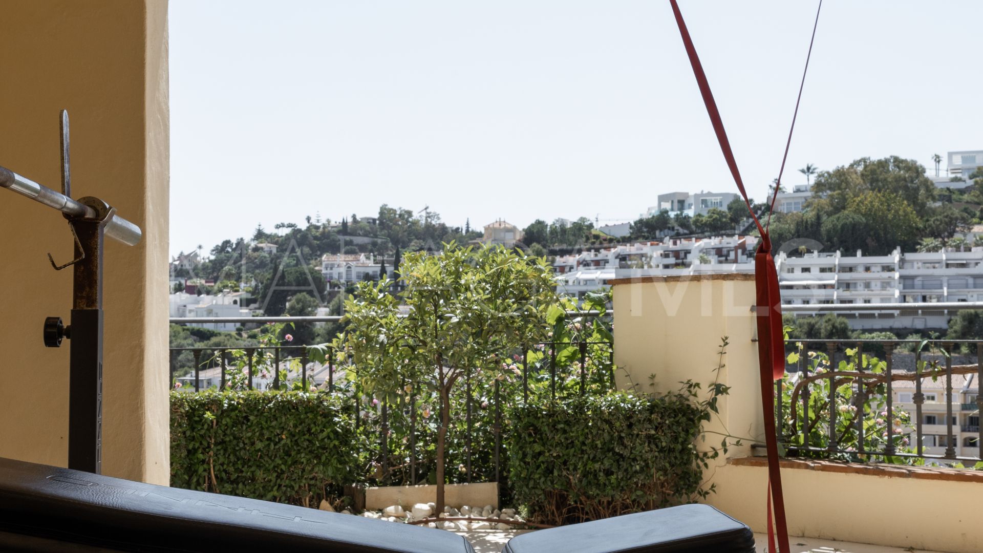 Buy villa de 5 bedrooms in Marbella