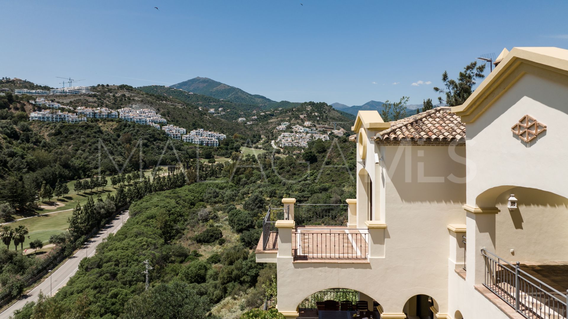 Buy villa de 5 bedrooms in Marbella