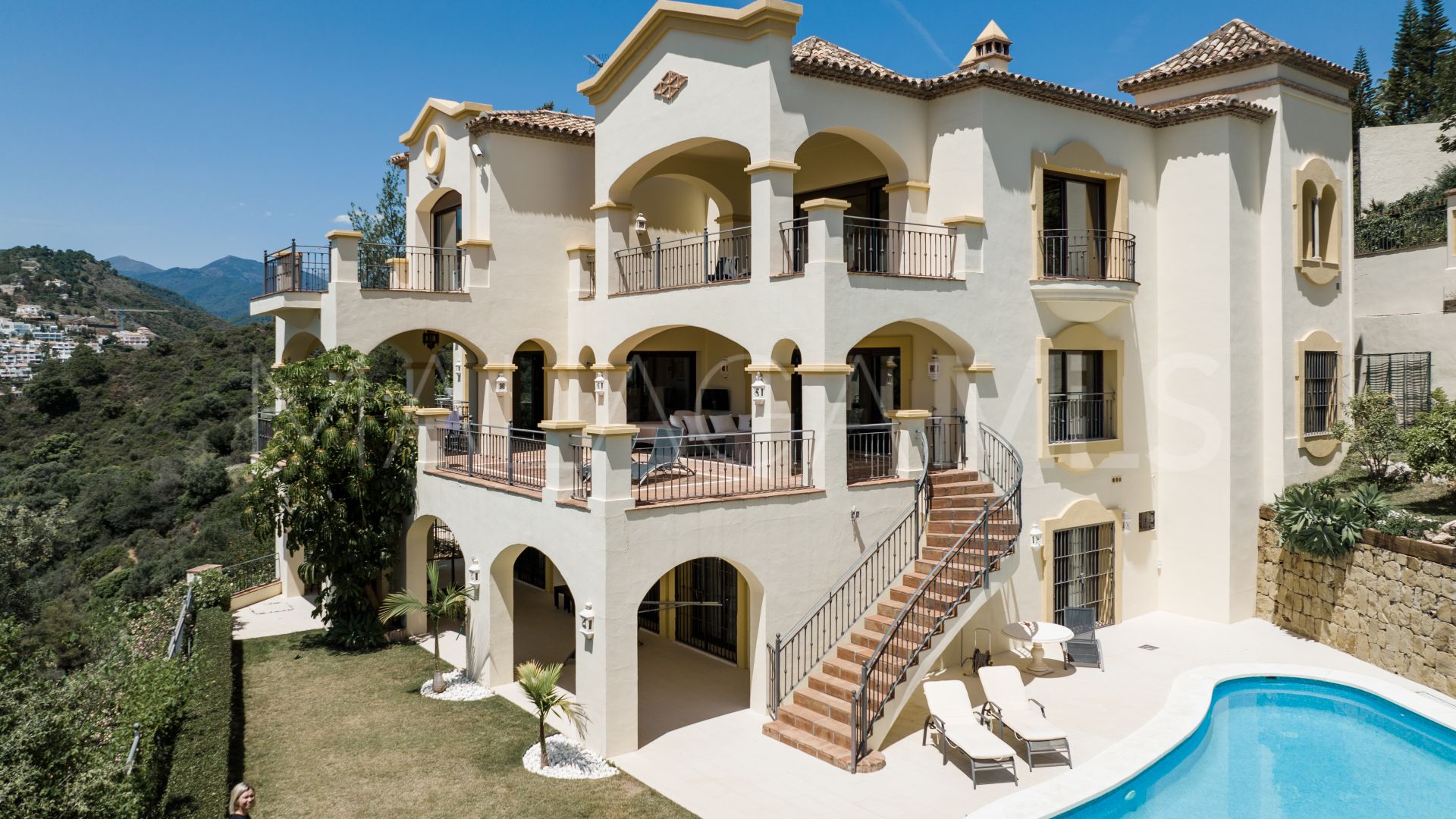 Buy villa de 5 bedrooms in Marbella