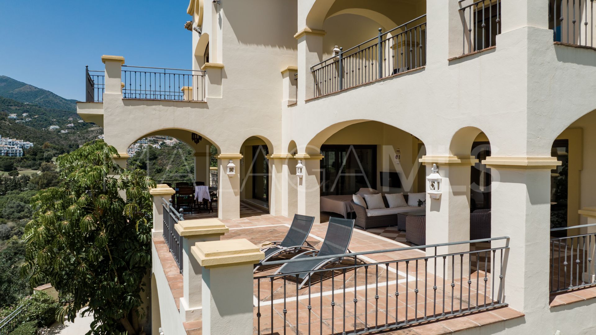 Buy villa de 5 bedrooms in Marbella