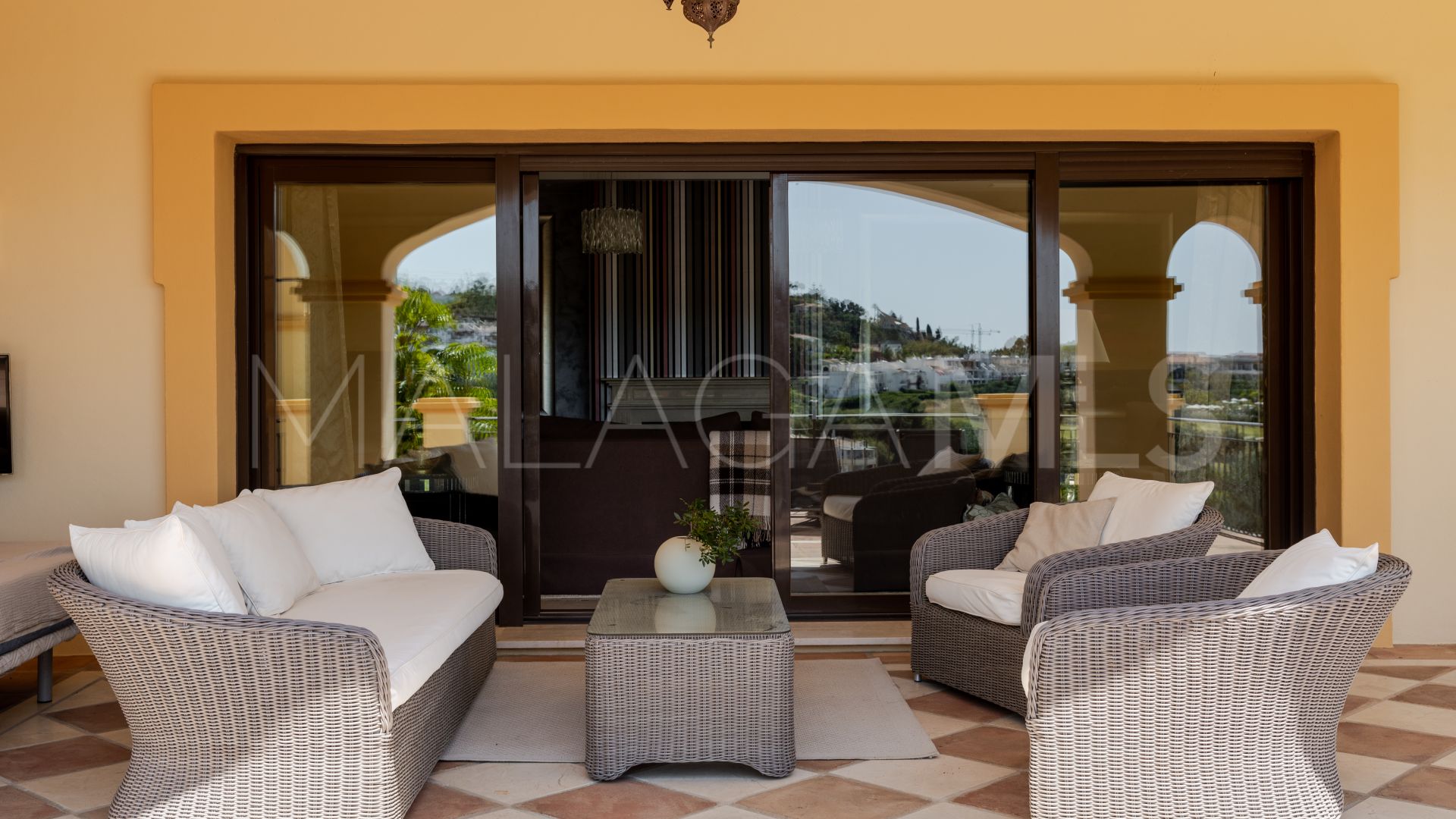 Buy villa de 5 bedrooms in Marbella