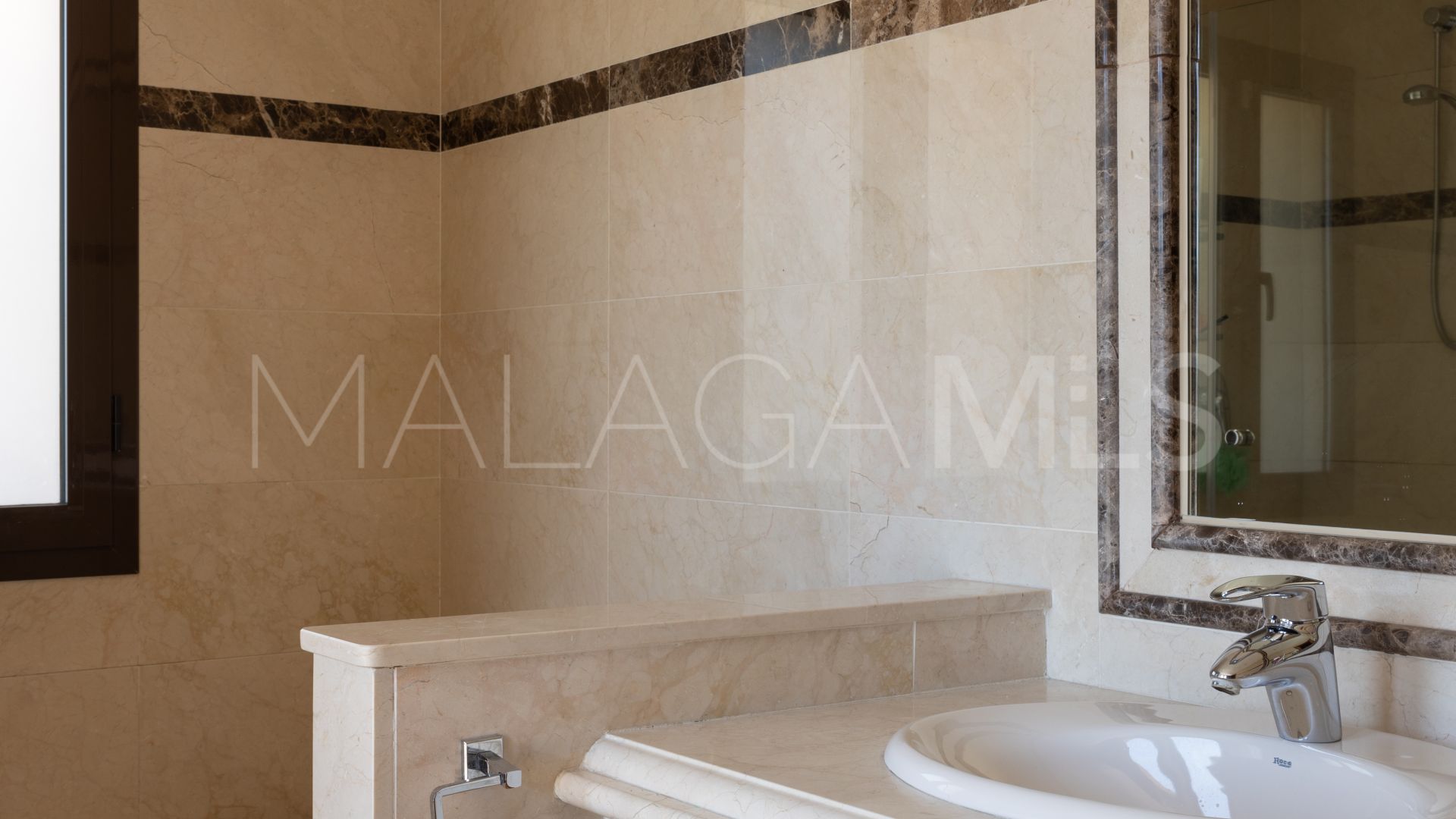 Buy villa de 5 bedrooms in Marbella