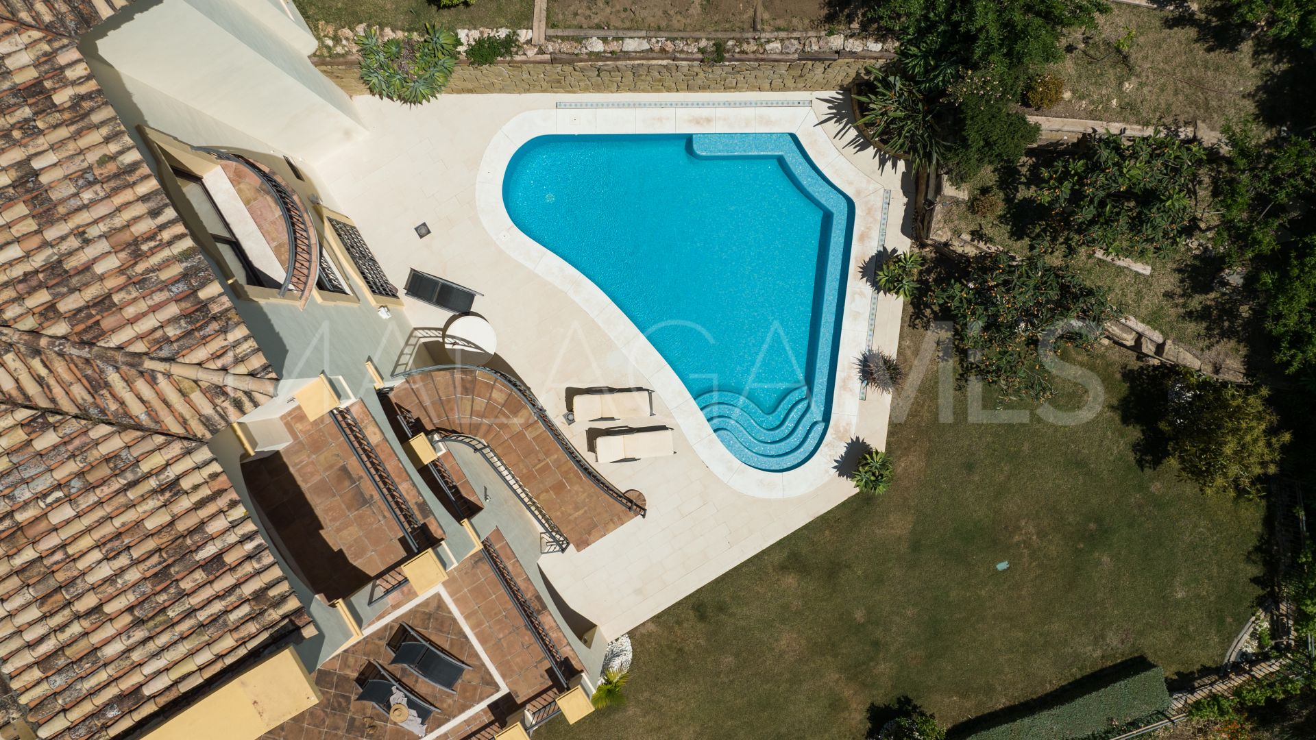 Buy villa de 5 bedrooms in Marbella