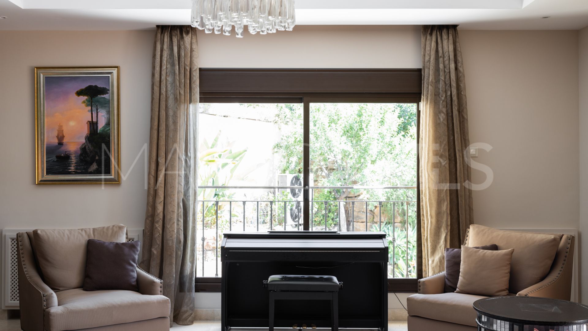 Buy villa de 5 bedrooms in Marbella