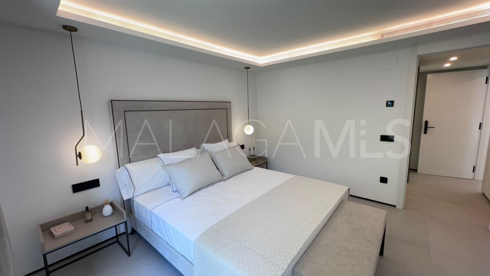Villa for sale in Nueva Andalucia