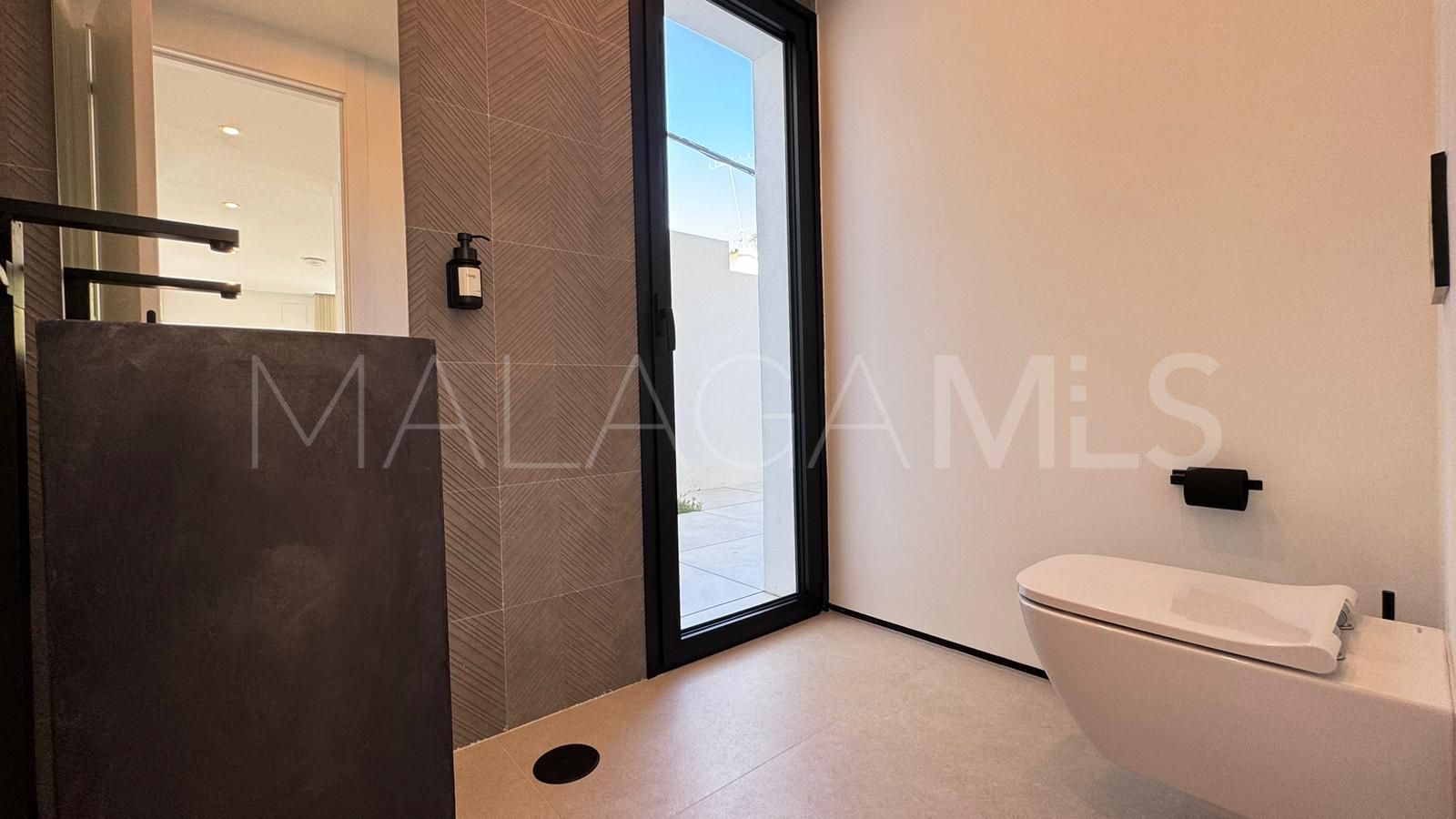 Villa for sale in Nueva Andalucia