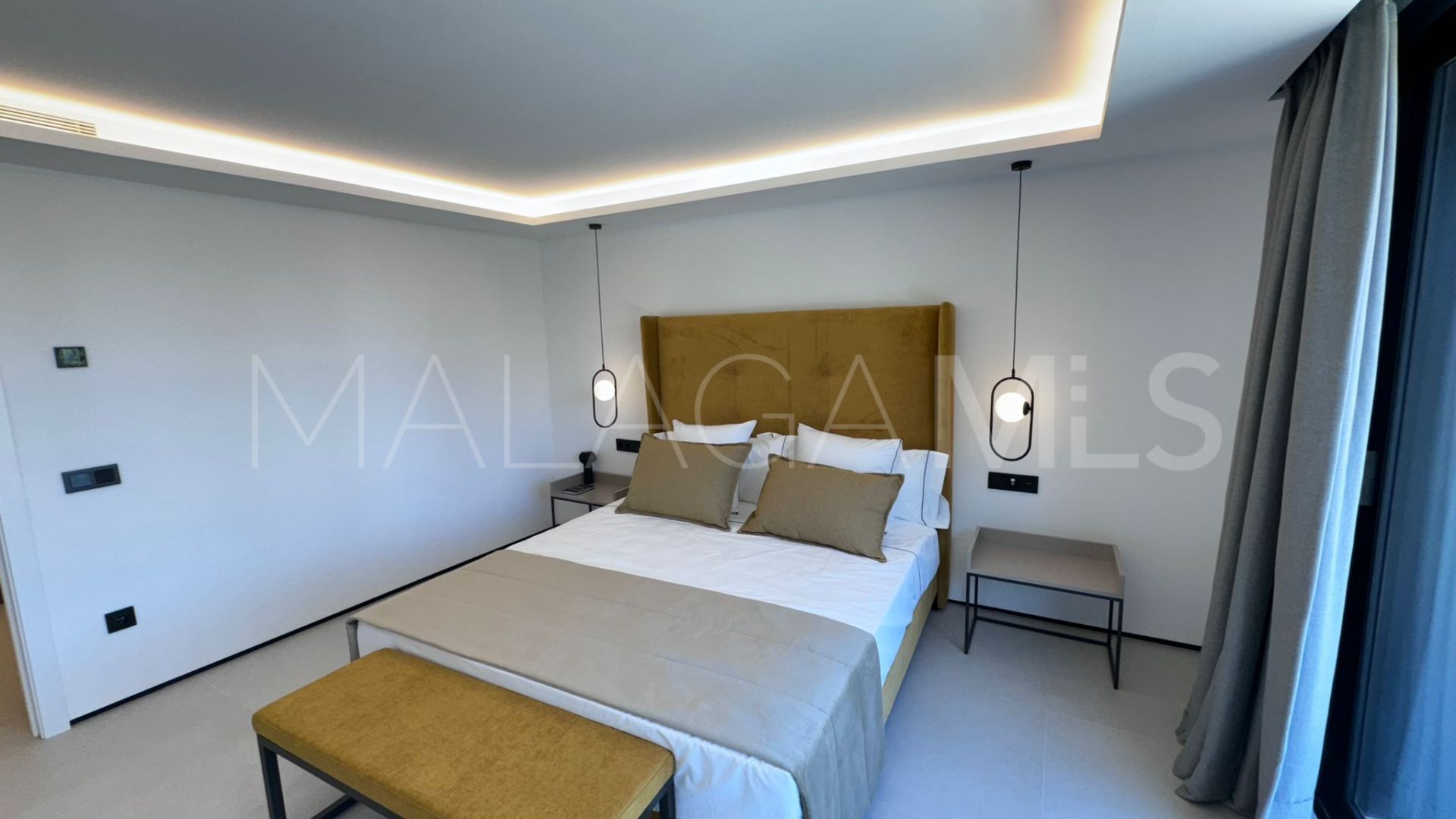 Villa for sale in Nueva Andalucia