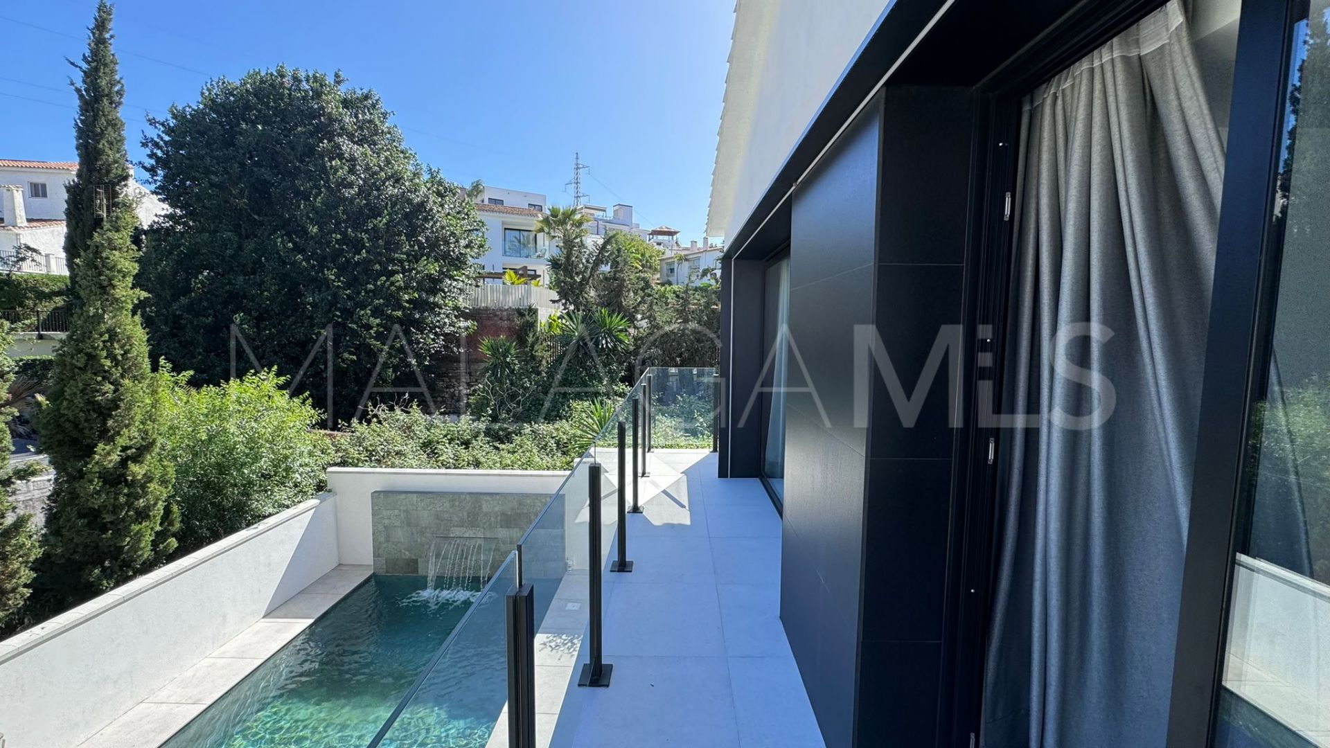 Villa for sale in Nueva Andalucia
