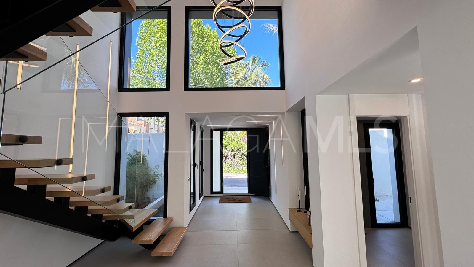 Villa for sale in Nueva Andalucia