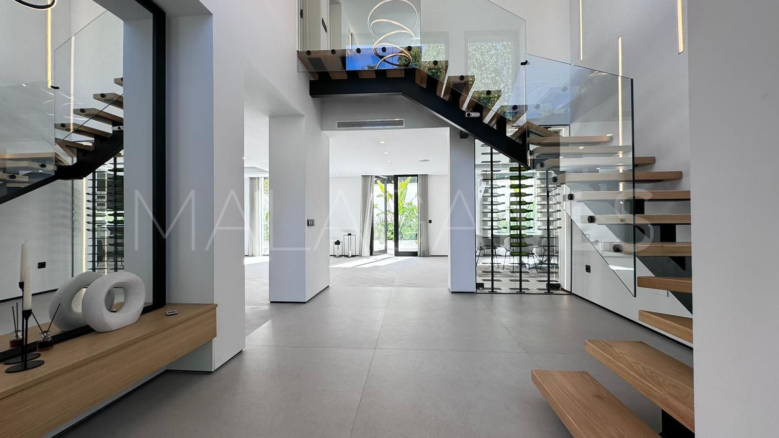 Villa for sale in Nueva Andalucia