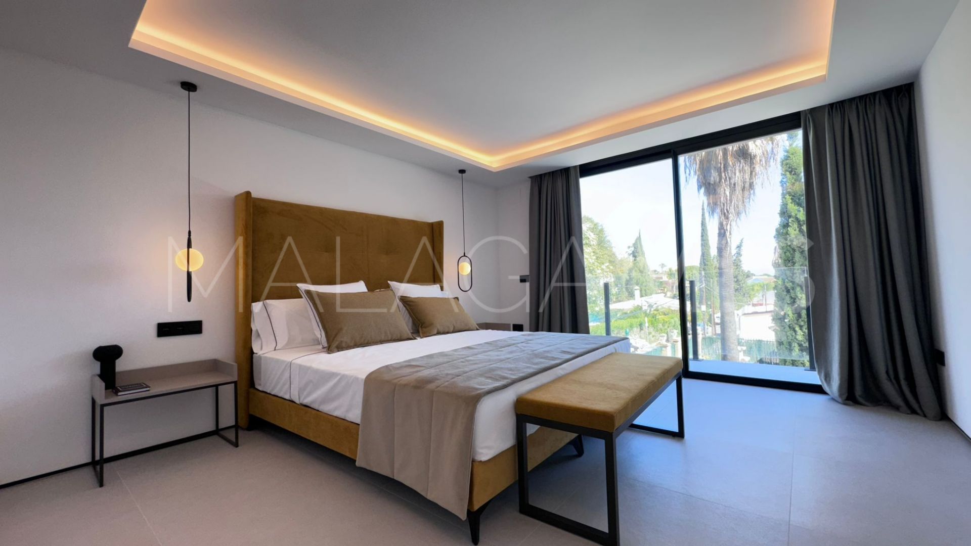 Villa for sale in Nueva Andalucia