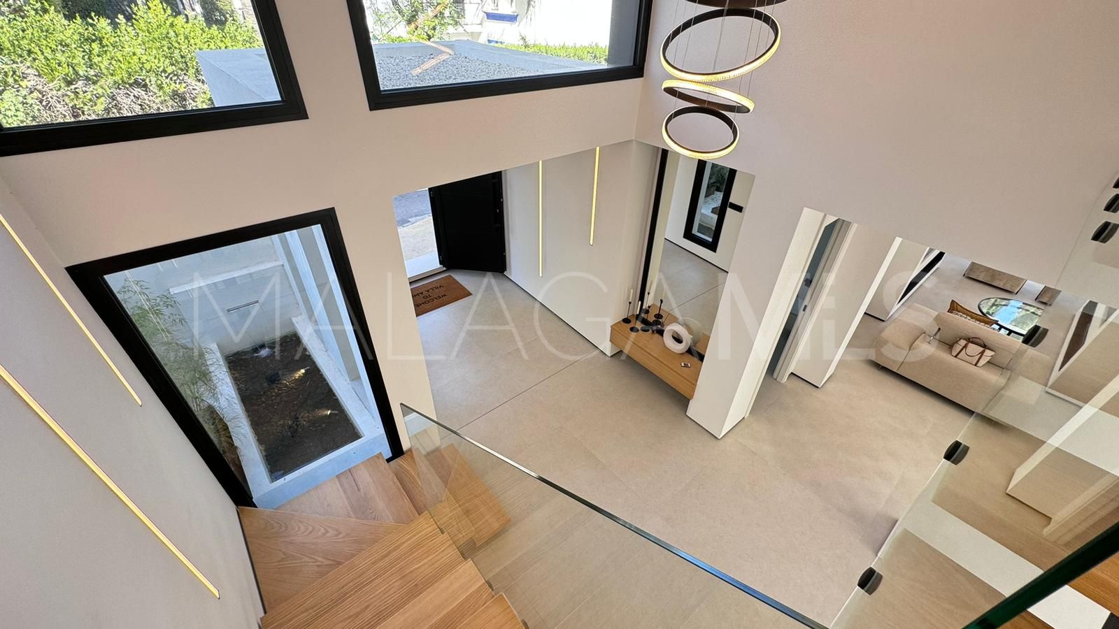 Villa for sale in Nueva Andalucia