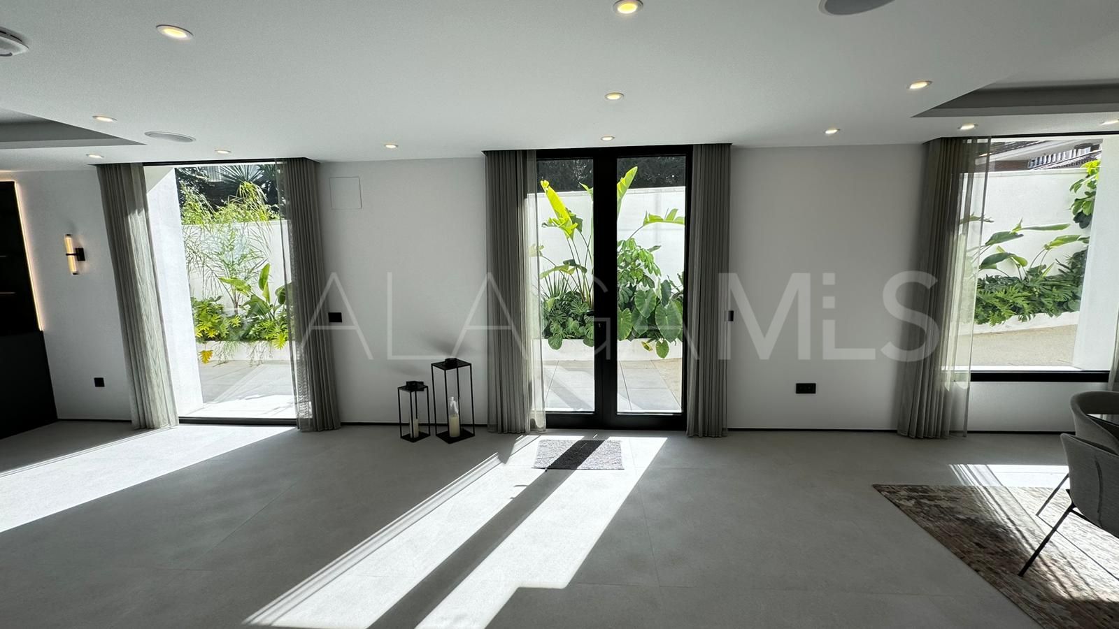 Villa for sale in Nueva Andalucia