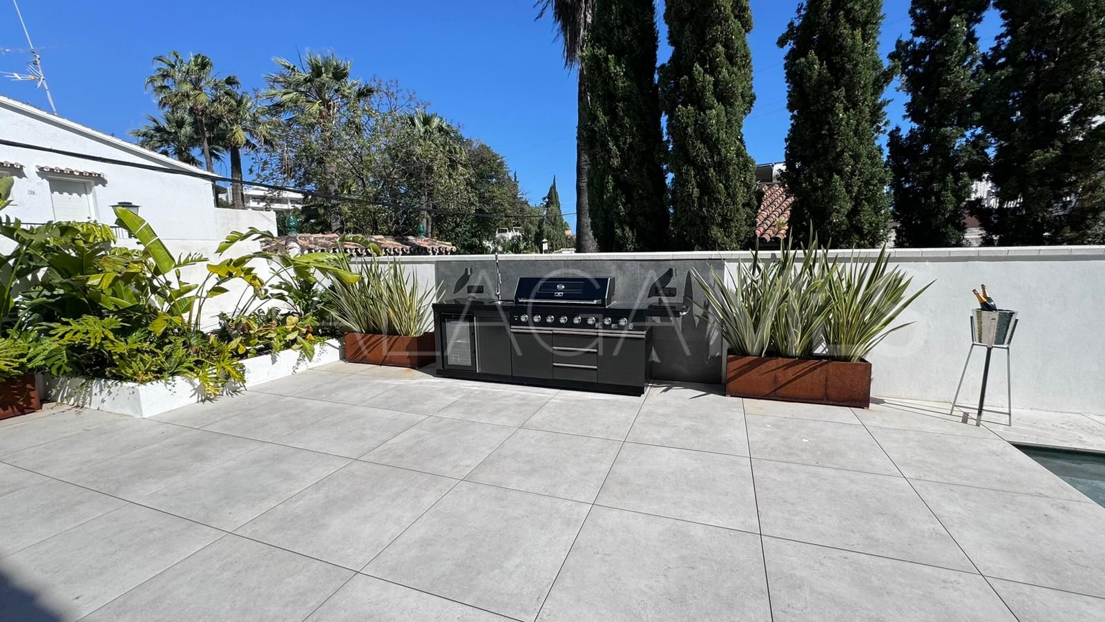 Villa for sale in Nueva Andalucia