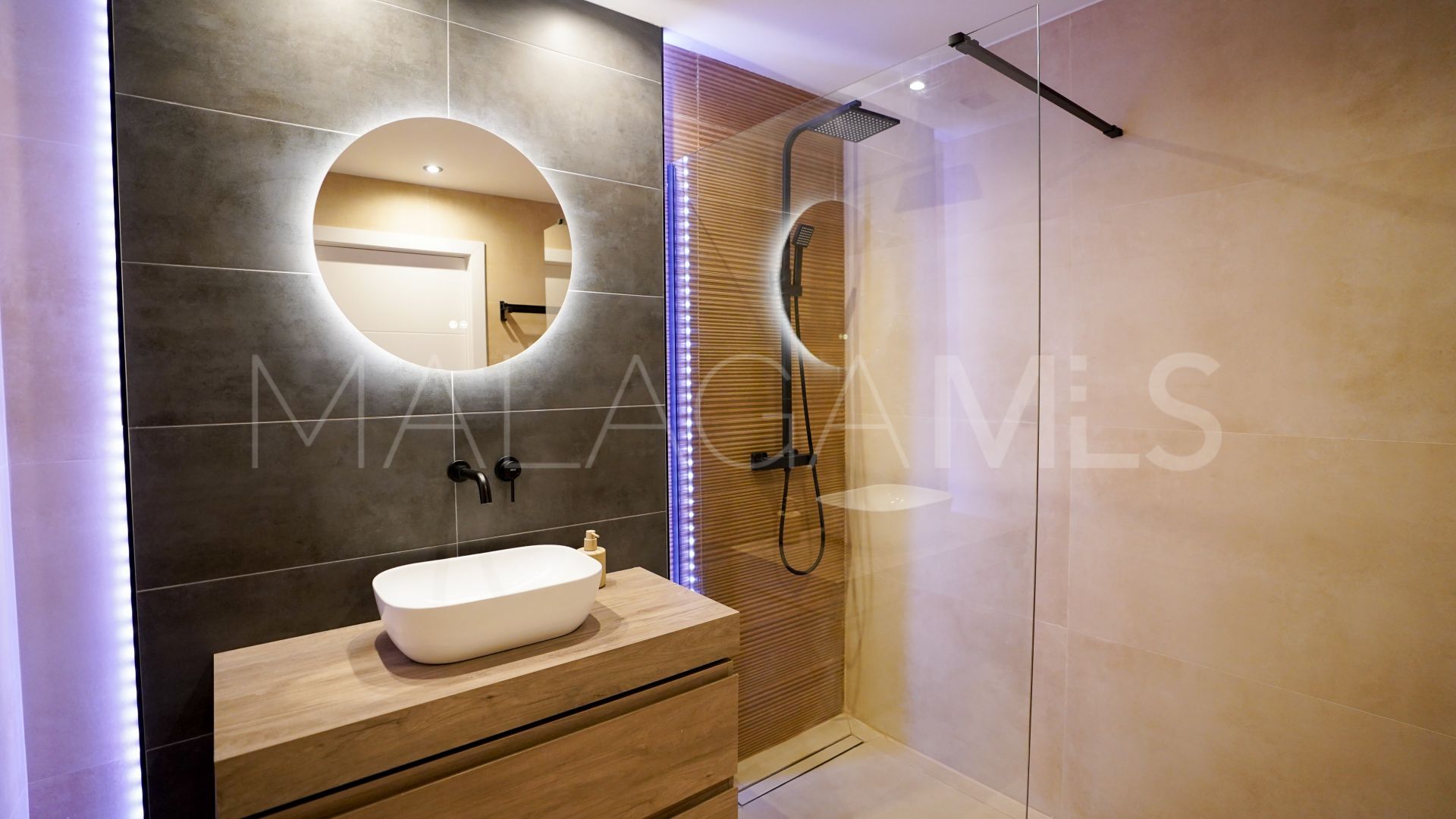 Apartment with 2 bedrooms for sale in Aloha Royal