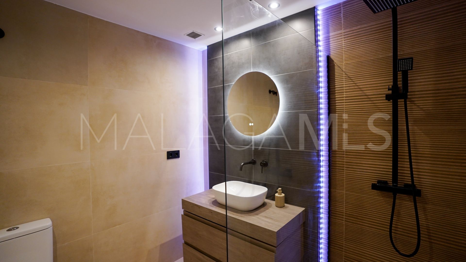 Apartment with 2 bedrooms for sale in Aloha Royal