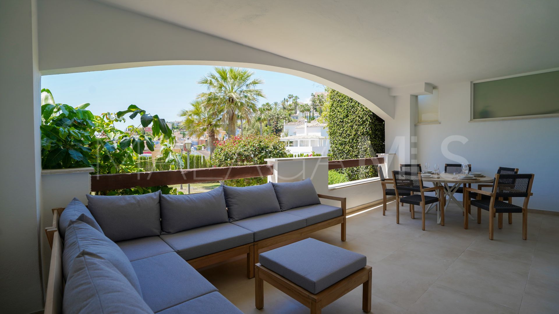 Apartment with 2 bedrooms for sale in Aloha Royal