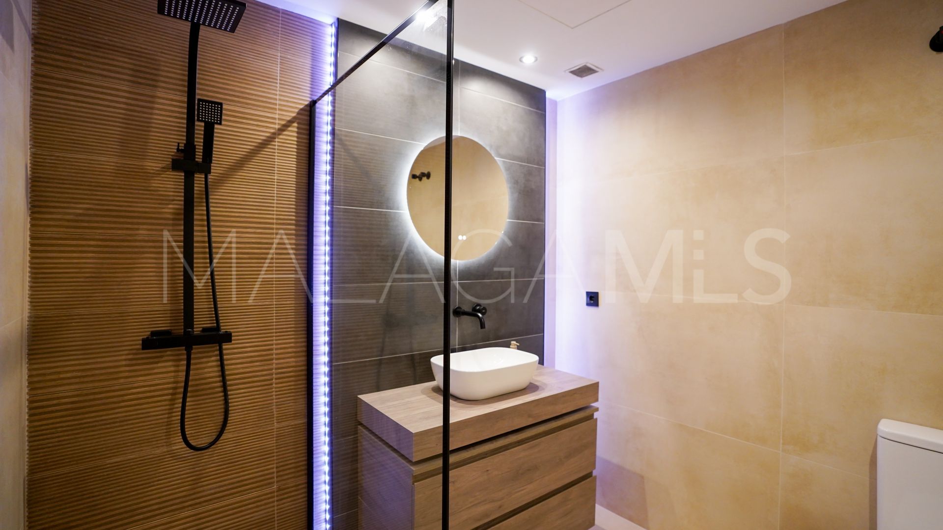 Apartment with 2 bedrooms for sale in Aloha Royal