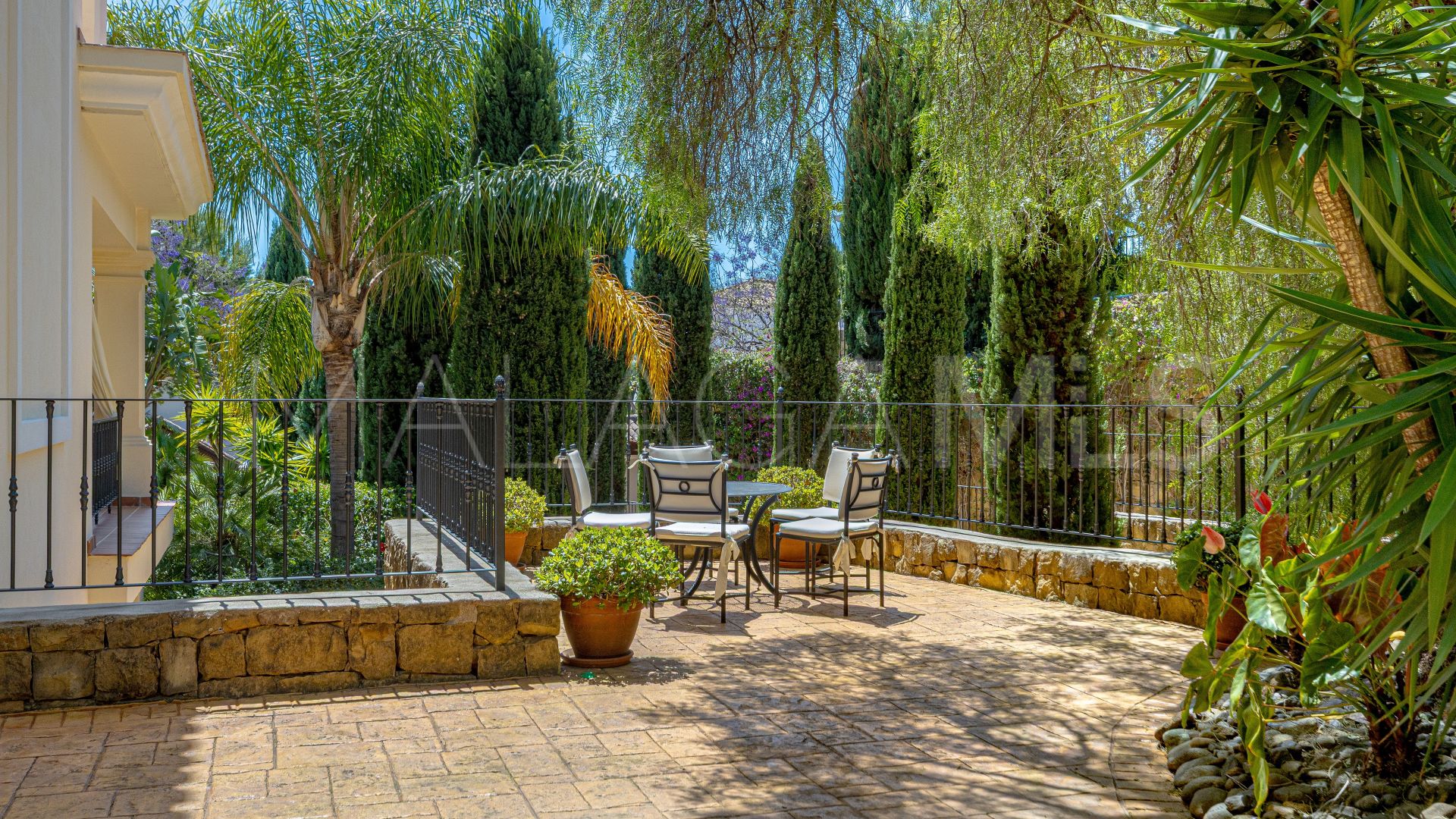 Villa for sale in Benahavis