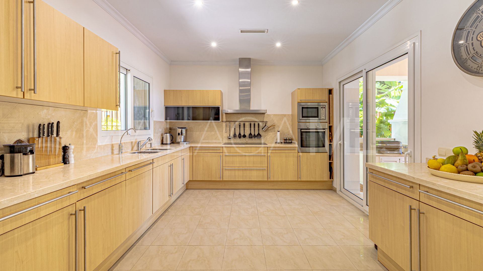Villa for sale in Benahavis