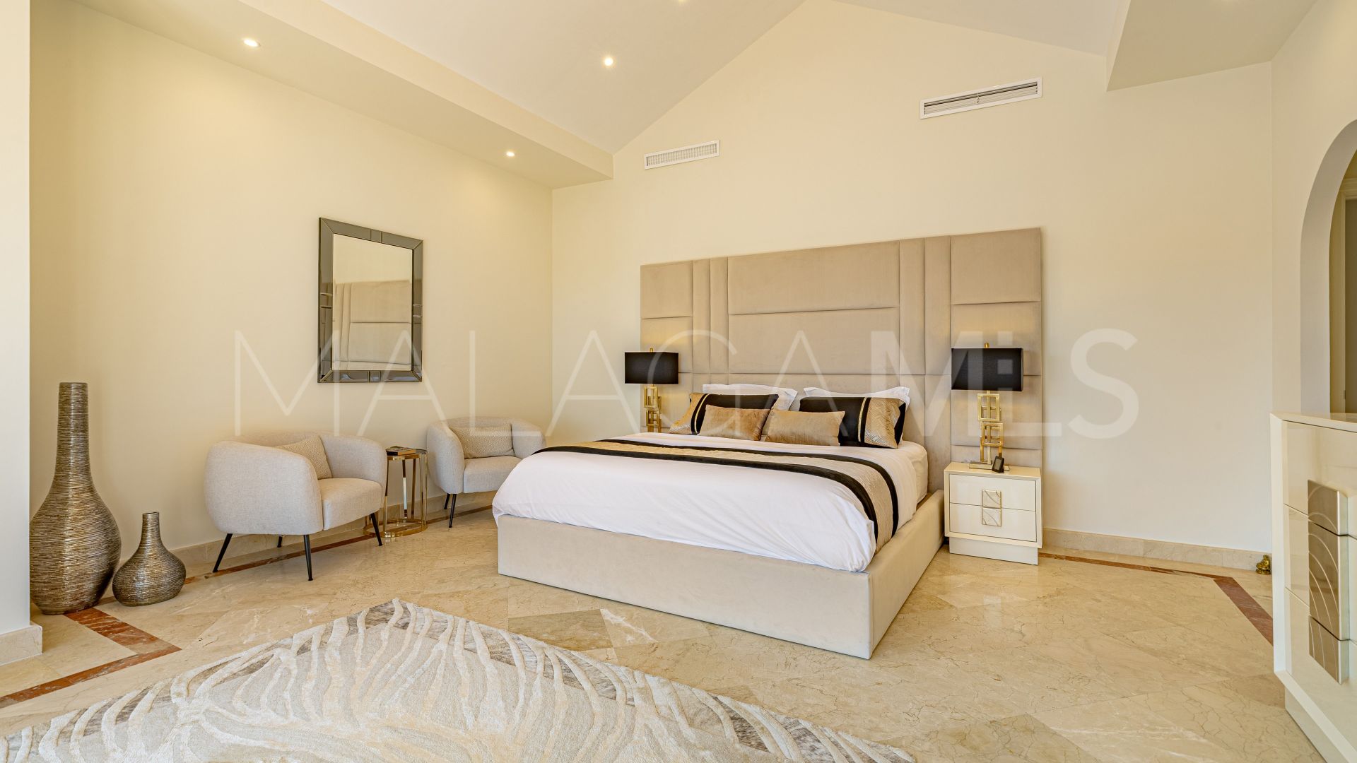 Villa for sale in Benahavis