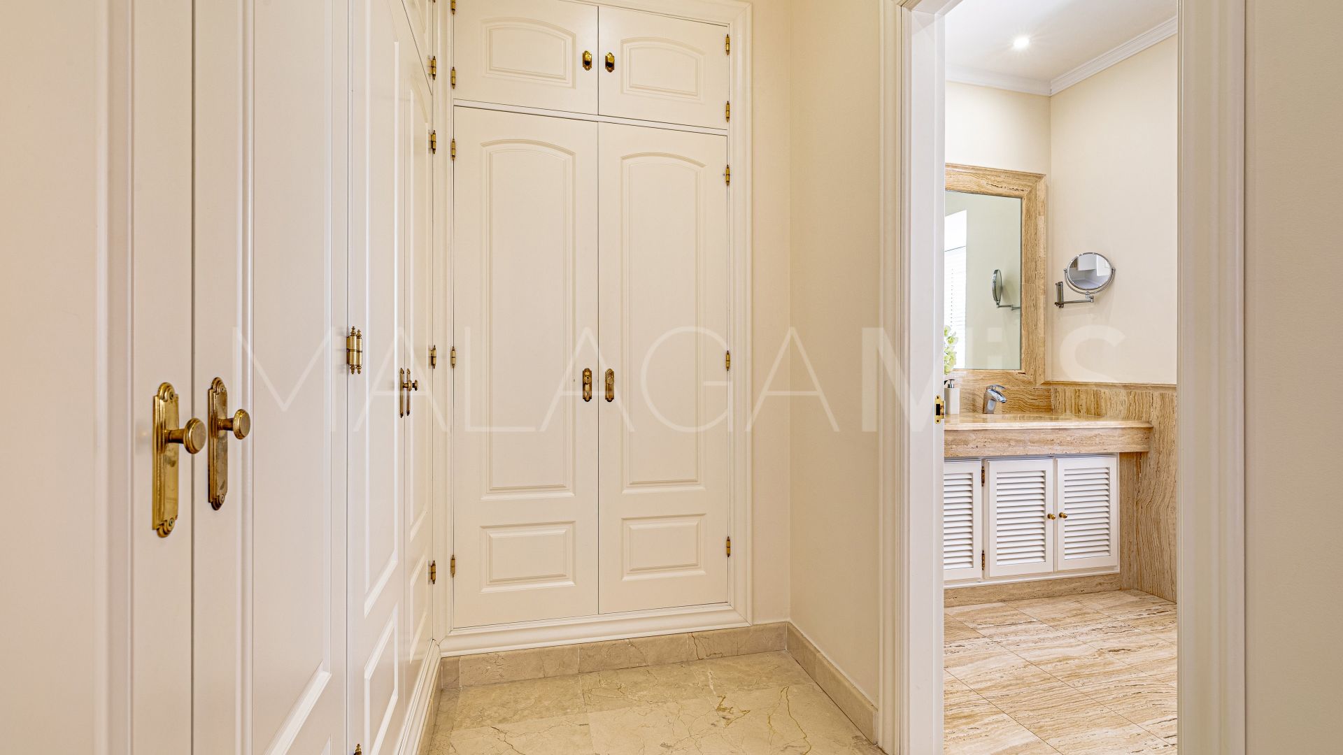 Villa for sale in Benahavis