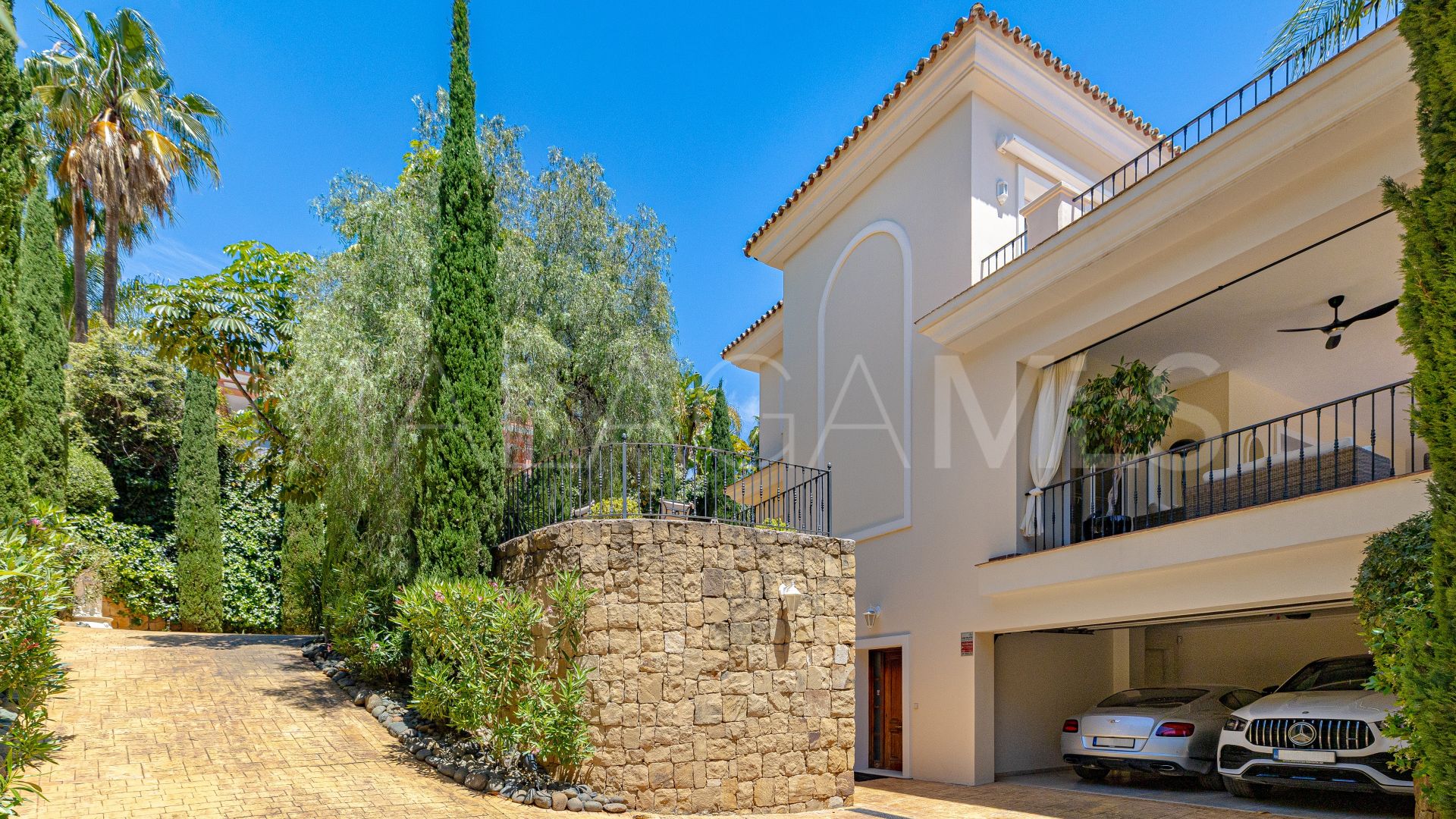 Villa for sale in Benahavis