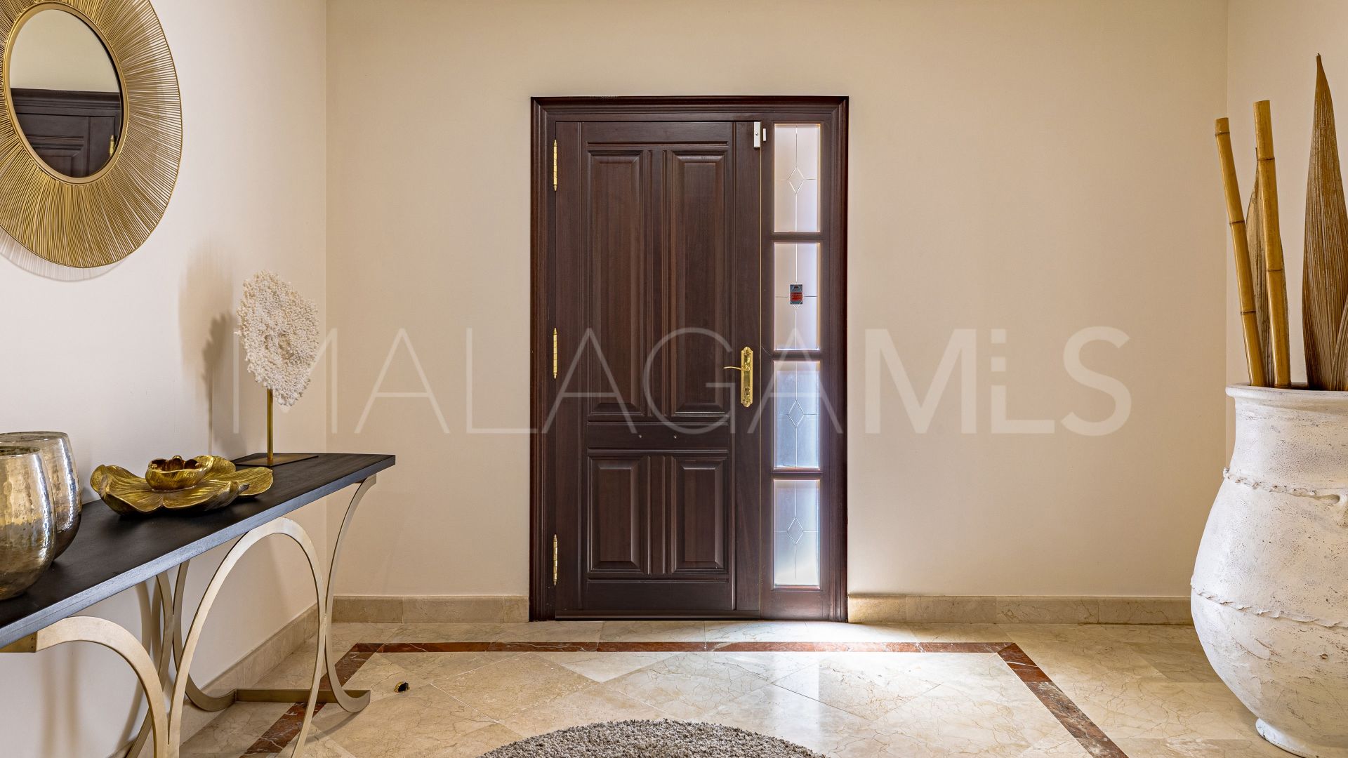 Villa for sale in Benahavis