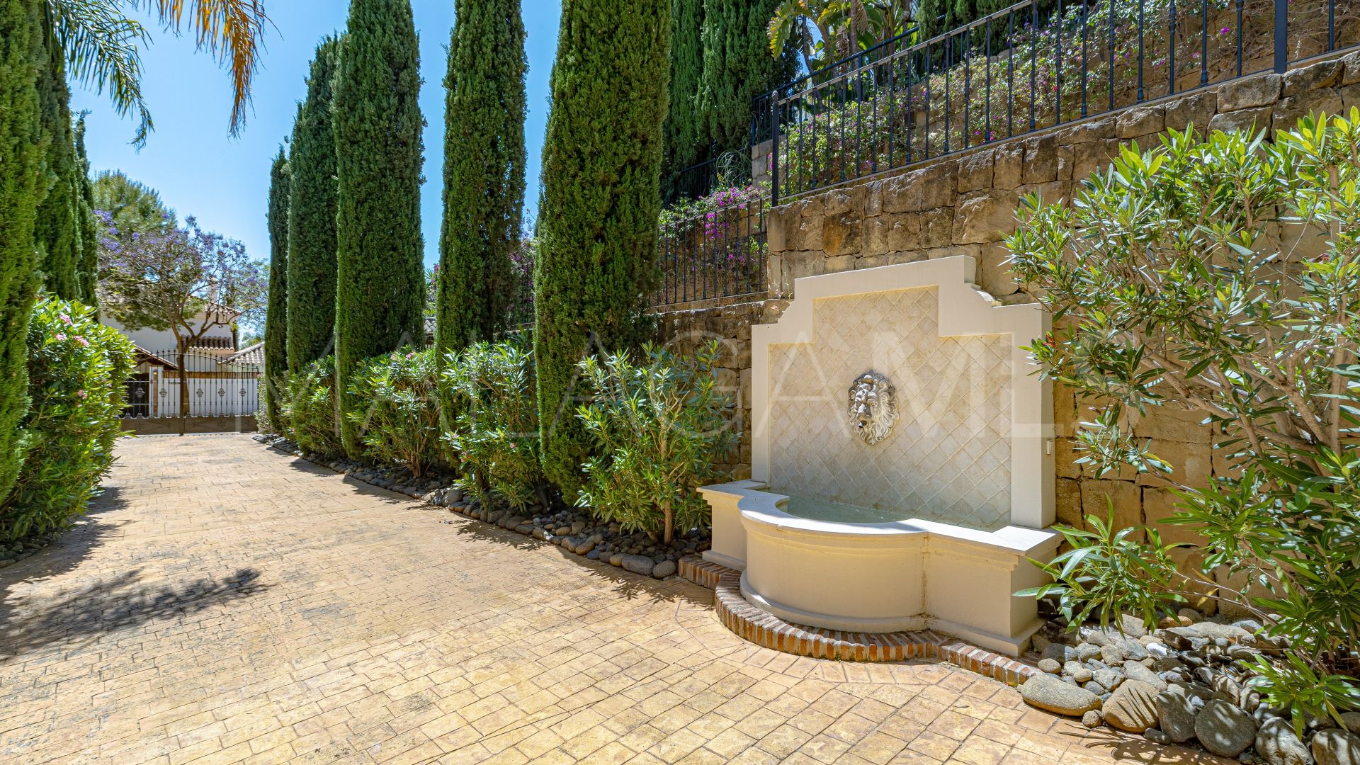 Villa for sale in Benahavis